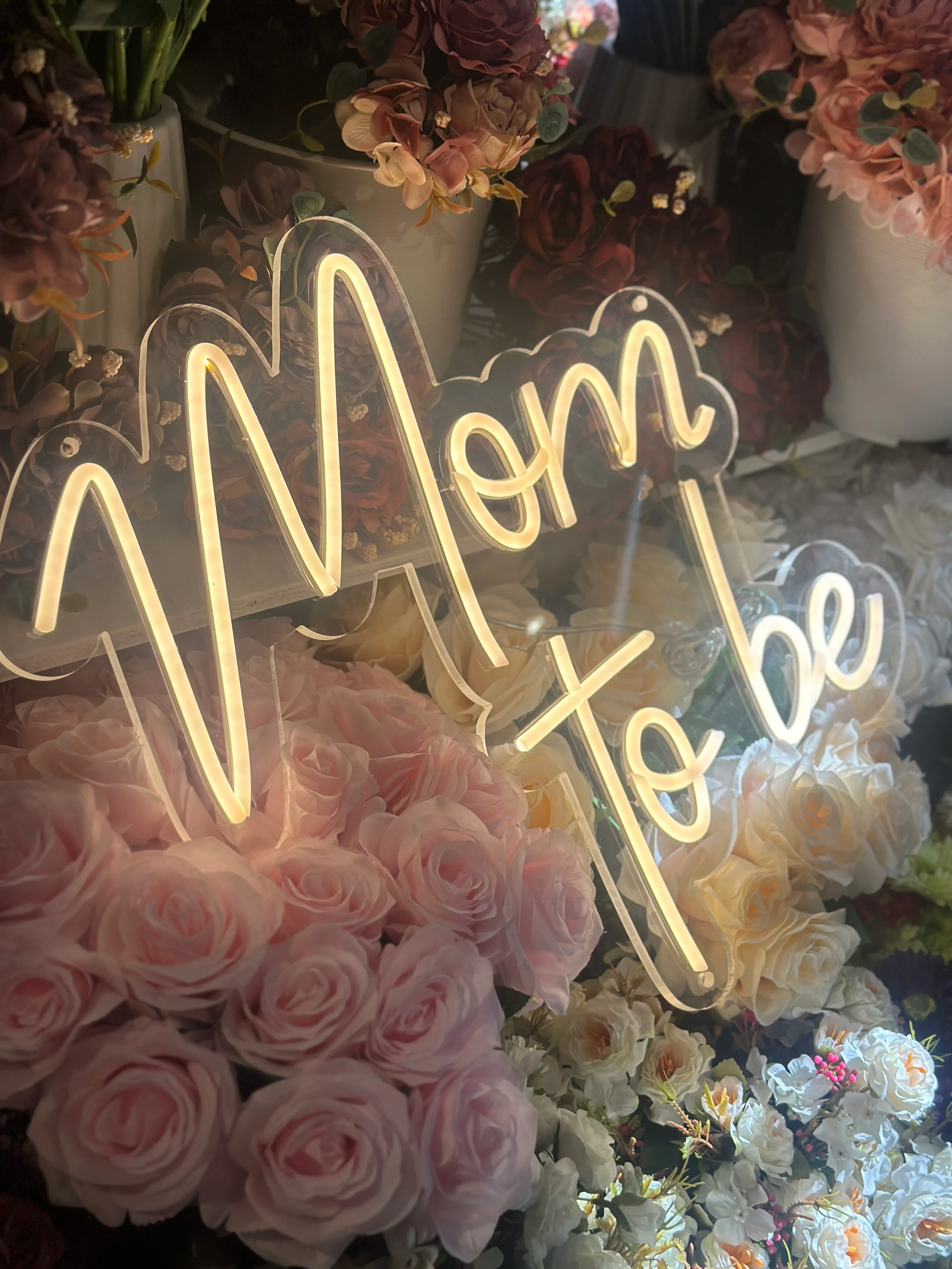 Neon Sign: Mom to be