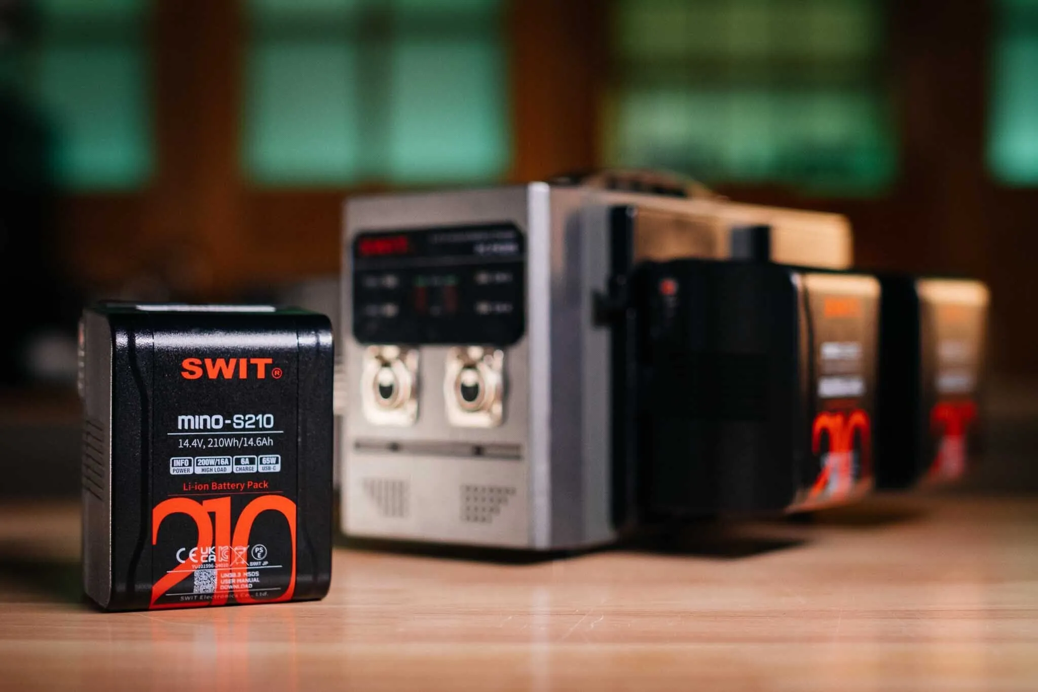 SWIT Mino 210Wh 4x V-mount accuset