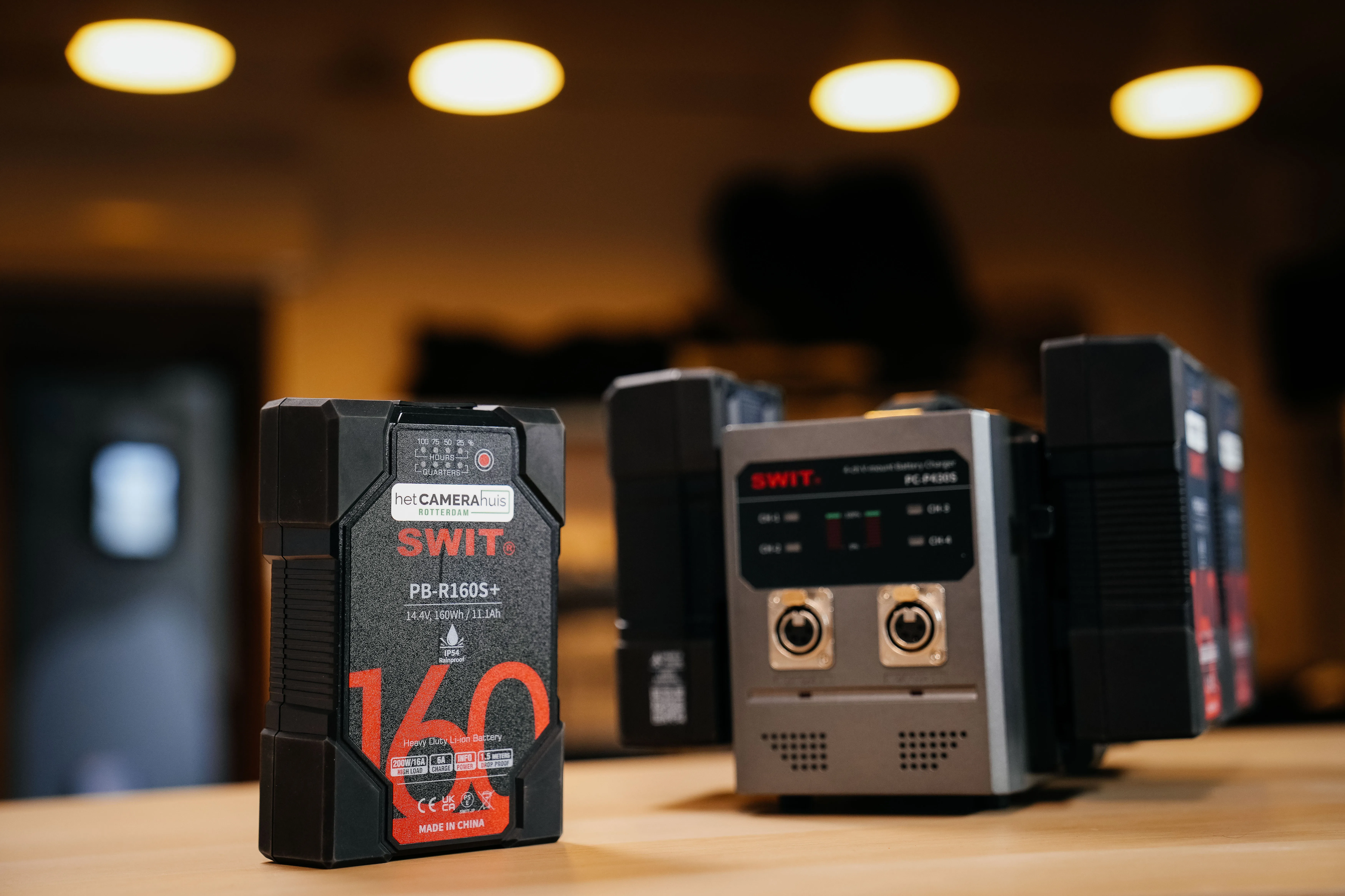 SWIT 160Wh 4x Heavy Duty V-mount accuset