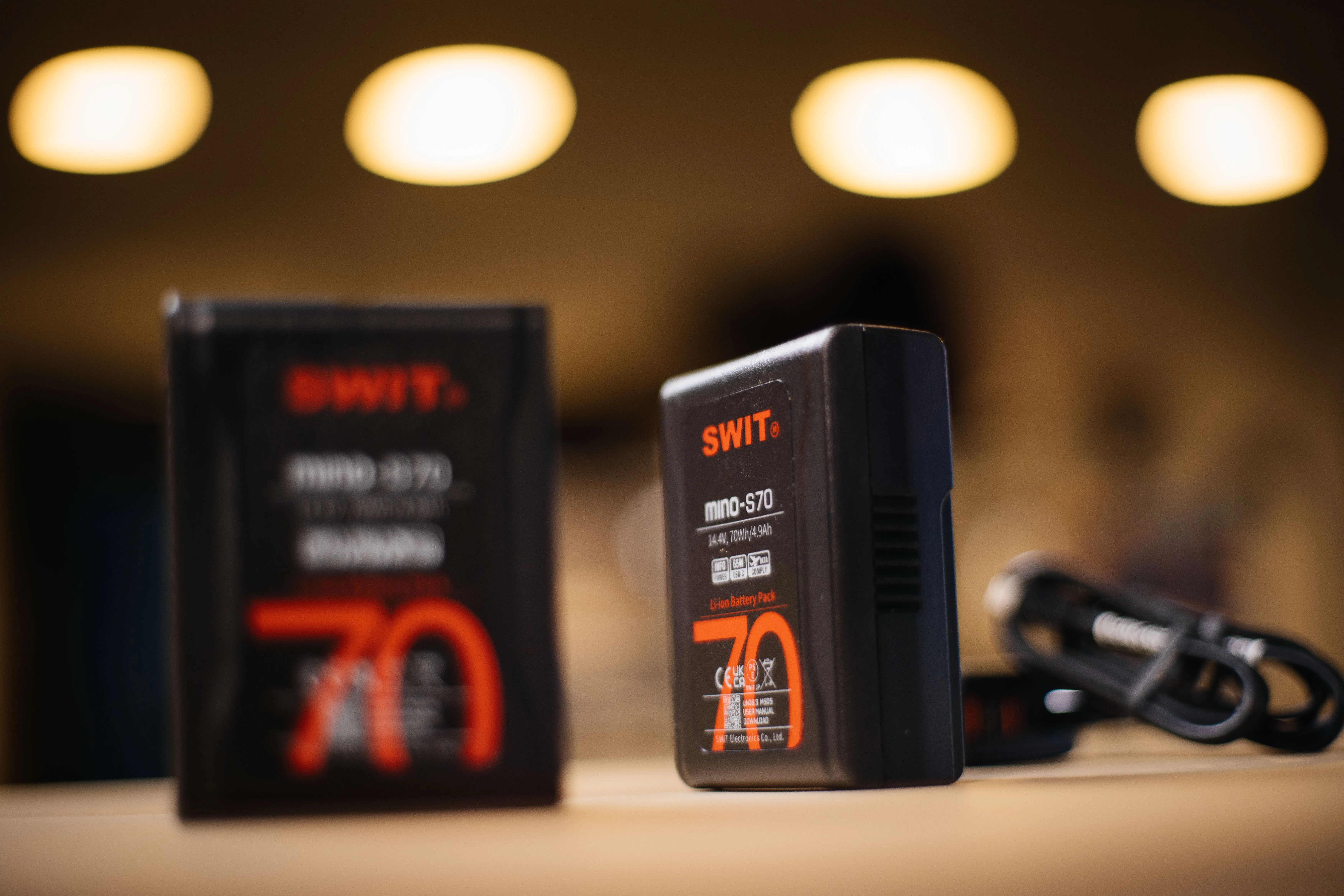 SWIT Mino 70Wh 2x V-mount accuset + SWIT 120W USB-C Lader