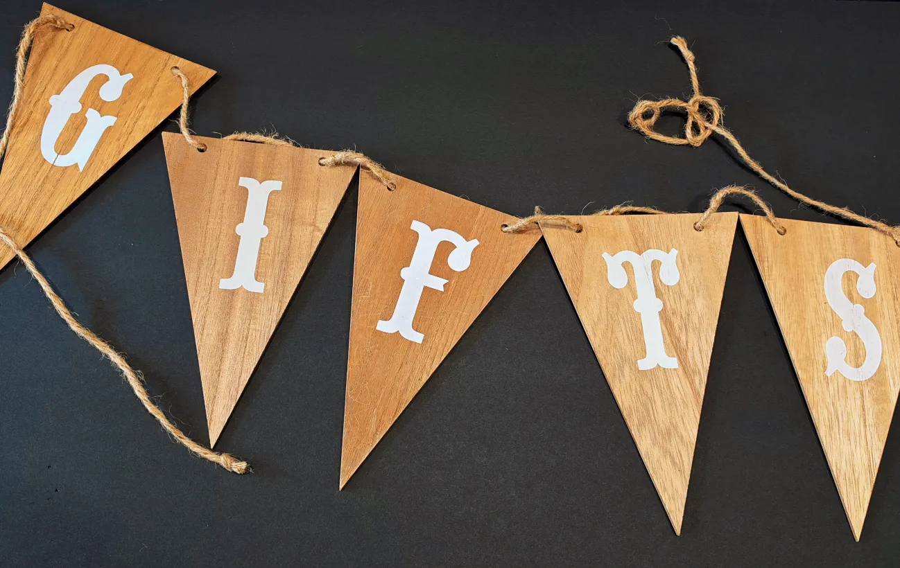 Gifts Garland/Sign