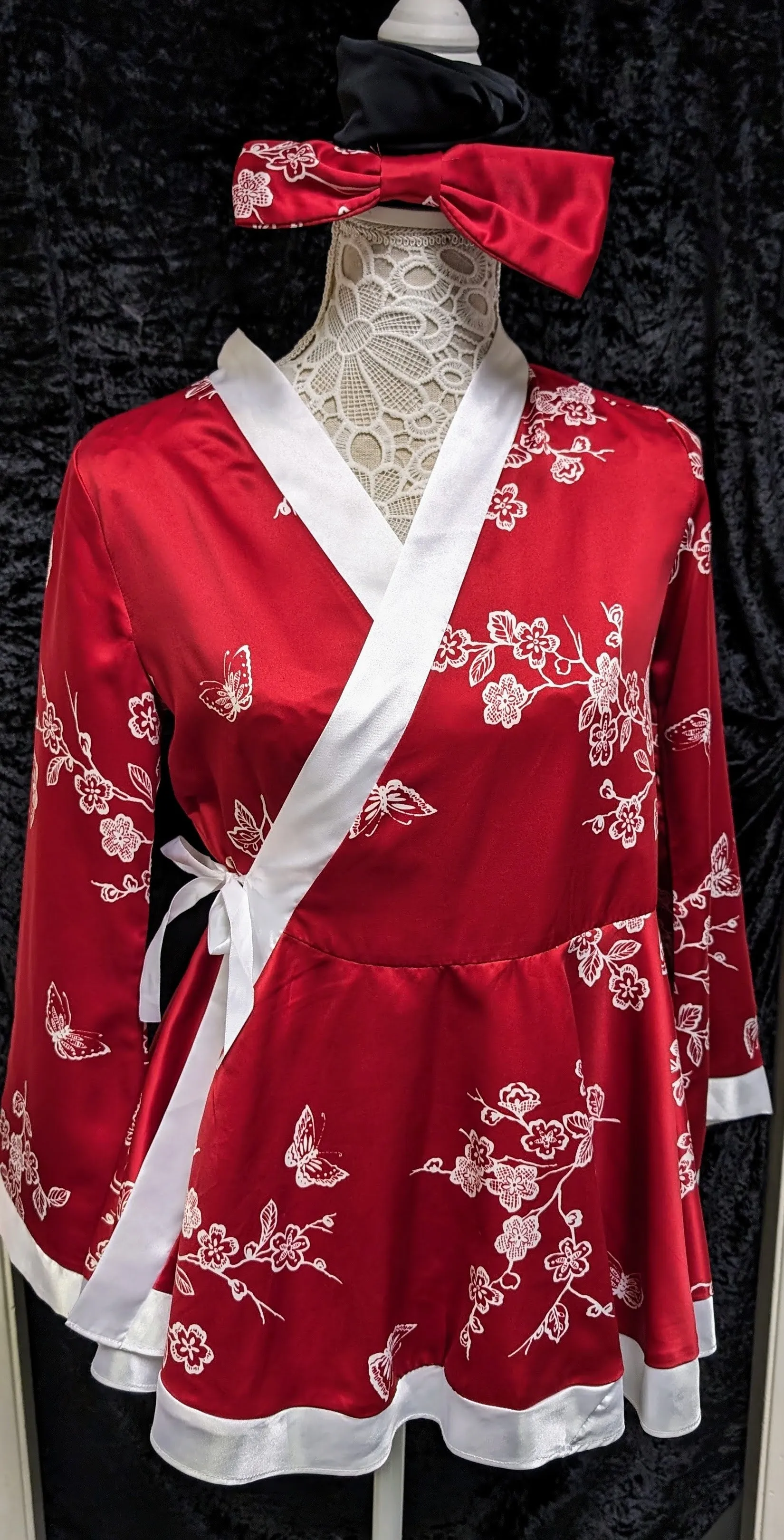 Kimono satin style wrap with white detail and floral pattern