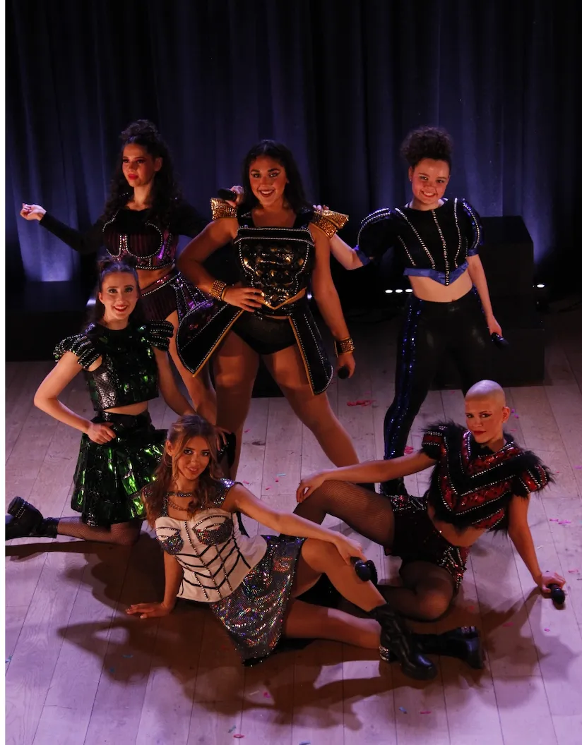 Six costumes - Full set of costumes