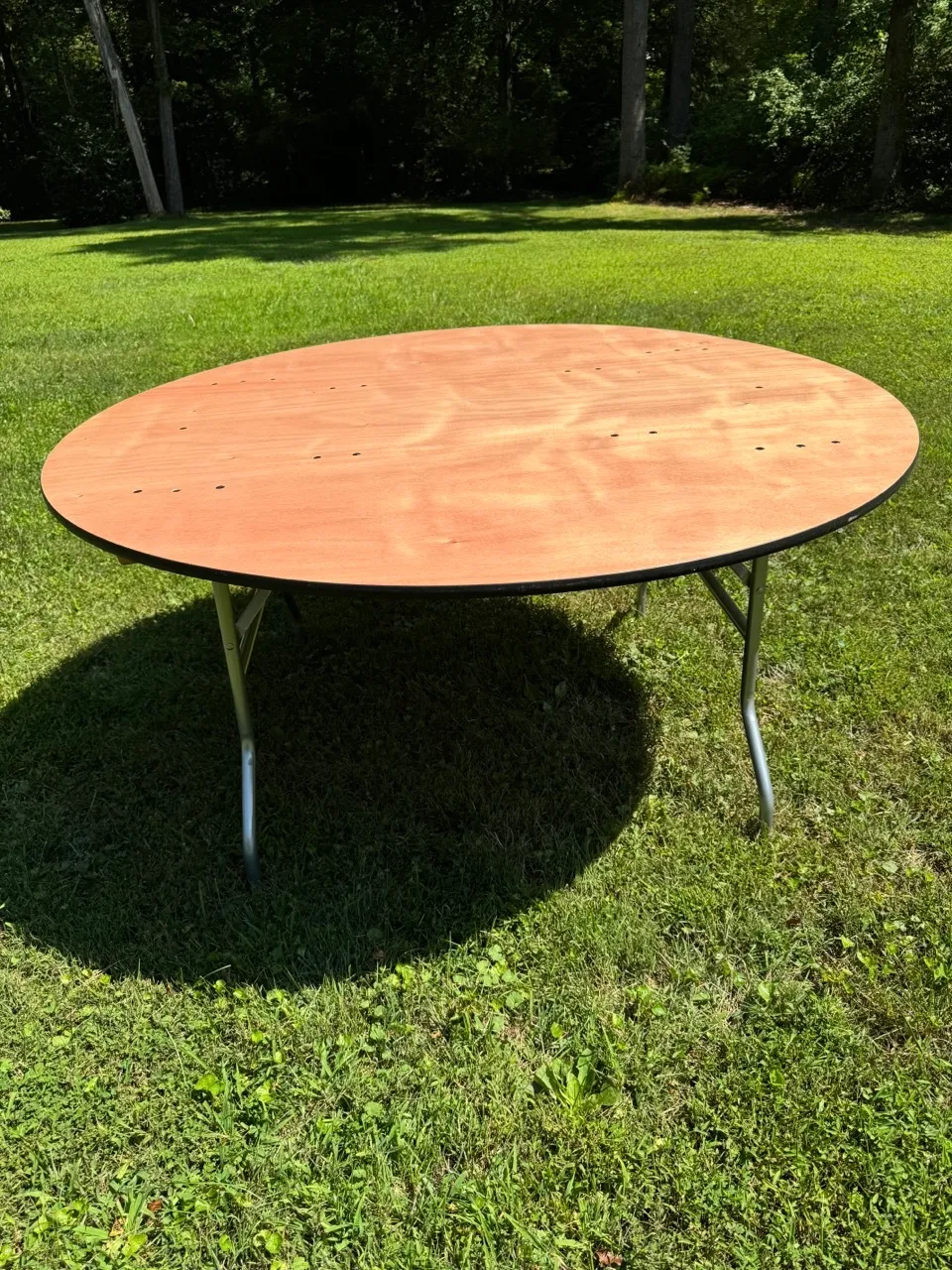 Round Banquet tables 60" (Wood and Plastic tables)