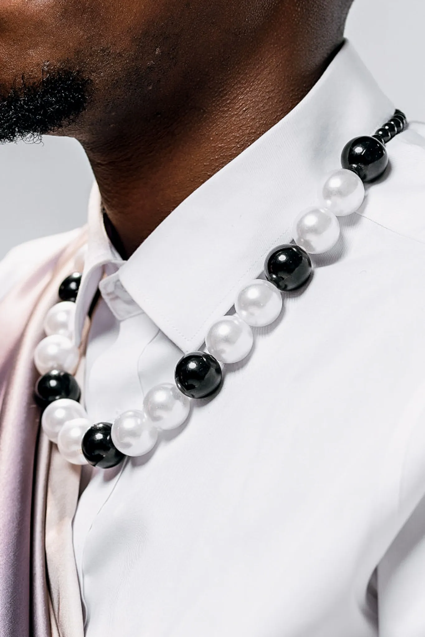 Urunigi – Black & White Necklace Set (8 Pieces)