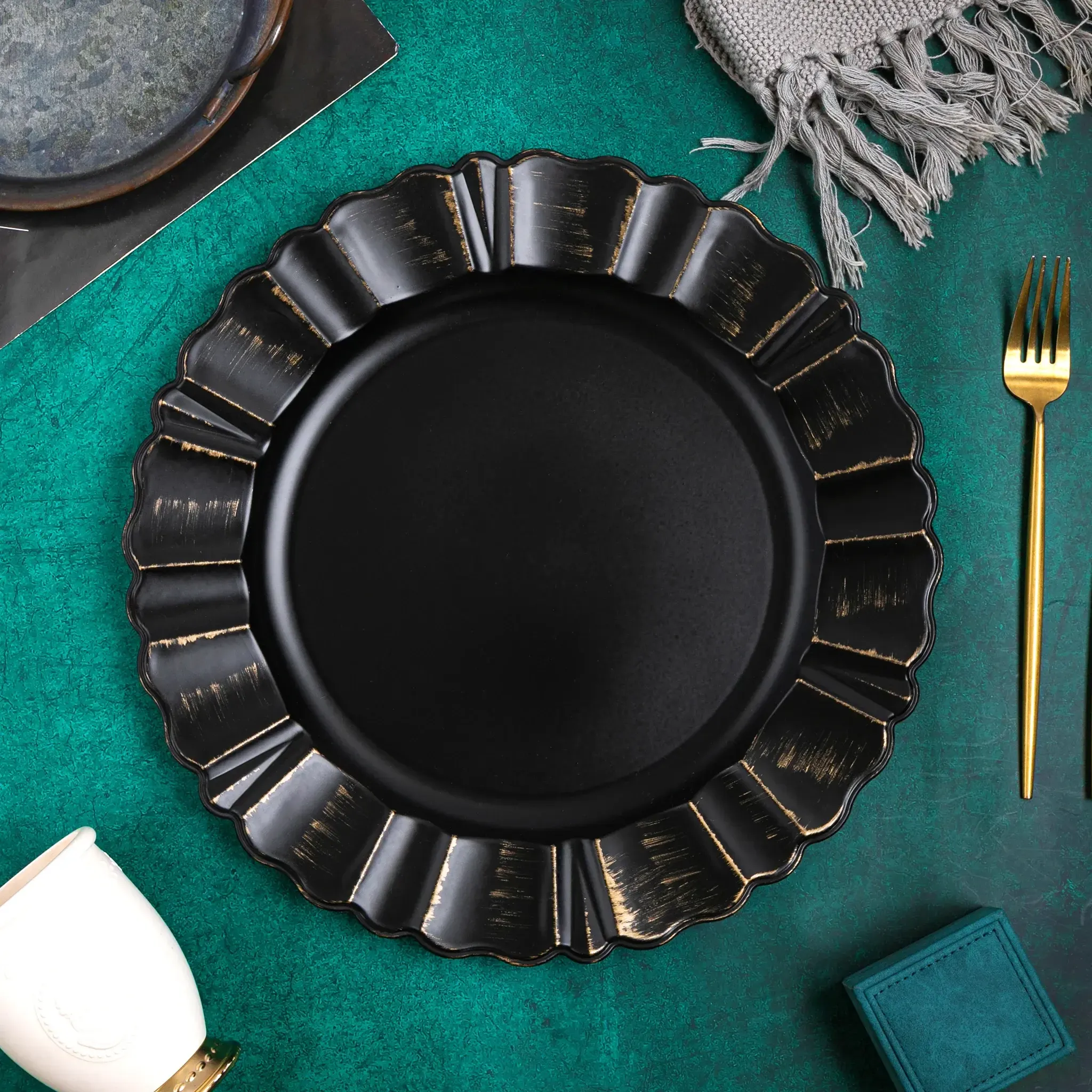 Acrylic Charger Plate (Black and Gold)