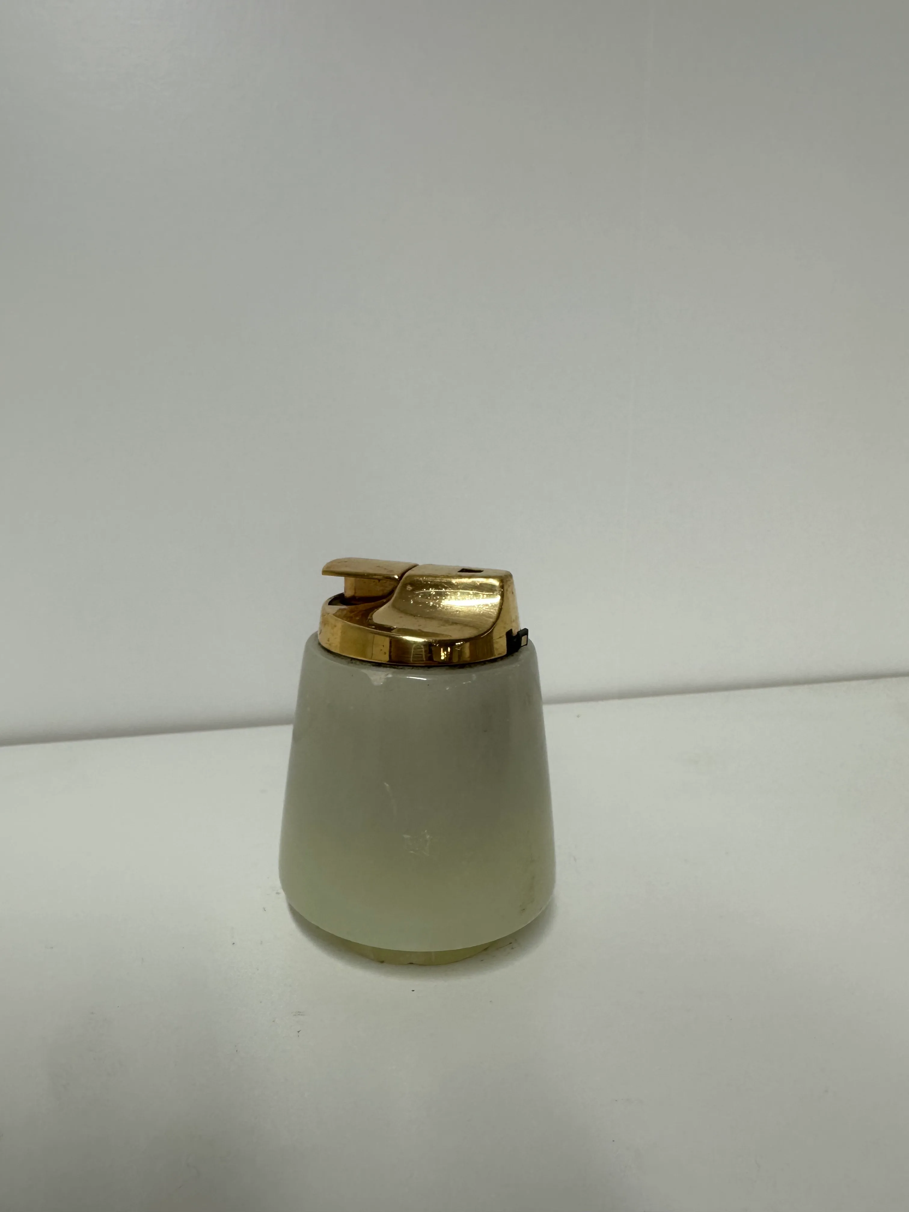 Cream Vintage Onyx Table Lighter
