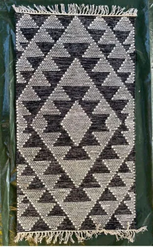 Black/White Triangle Print Rug