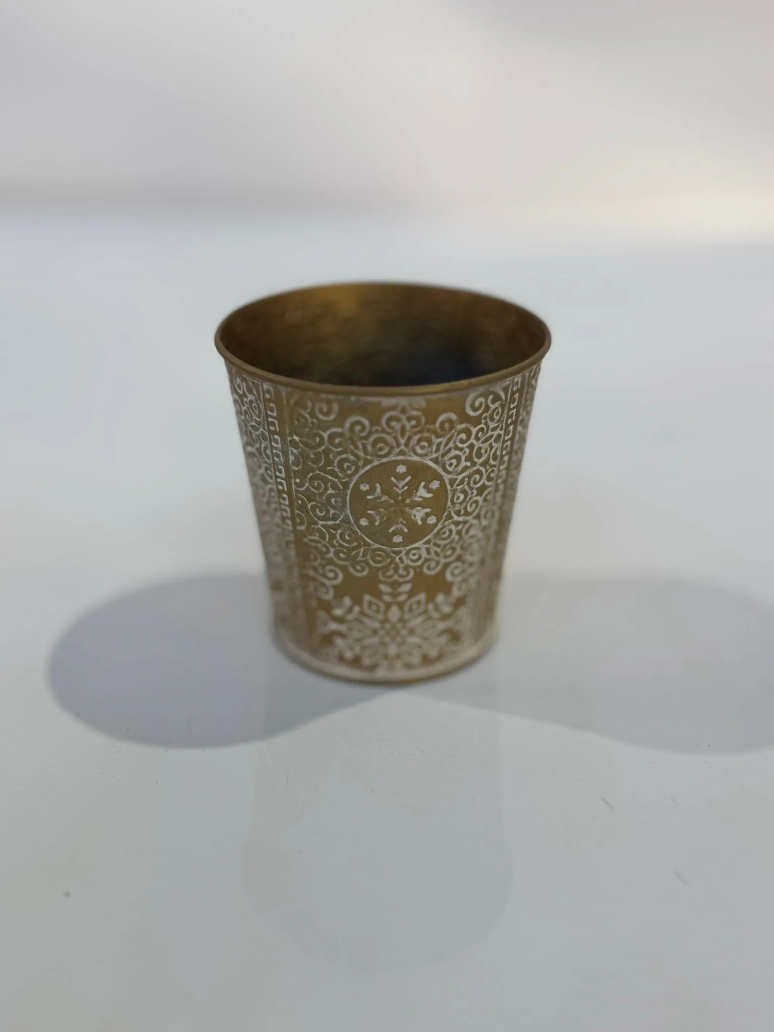 Distressed Gold and white metal votive candle holder (10cm)