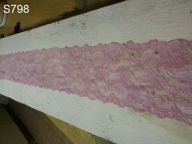 S798 Wood Runner with Lace