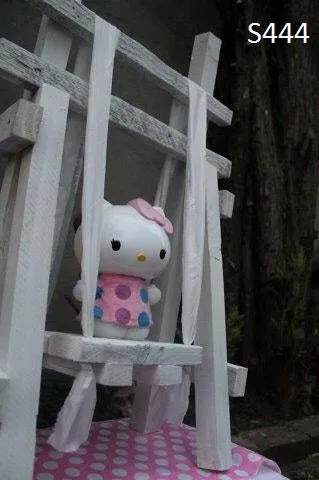 S444 Swinging Hello Kitty Centrepieces