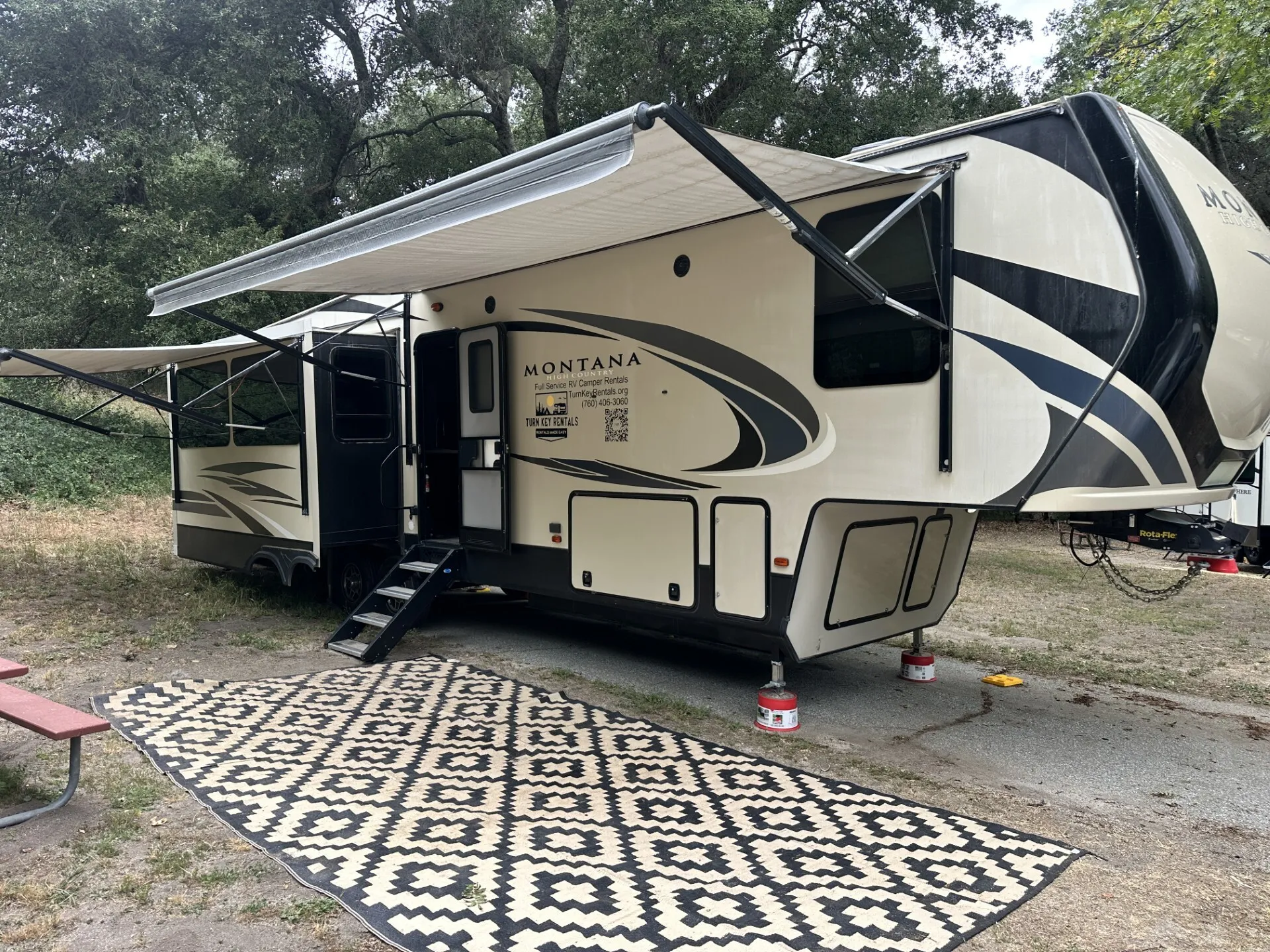 2019 330-RL Luxury Montana High Country 5th Wheel (Delivery Only)