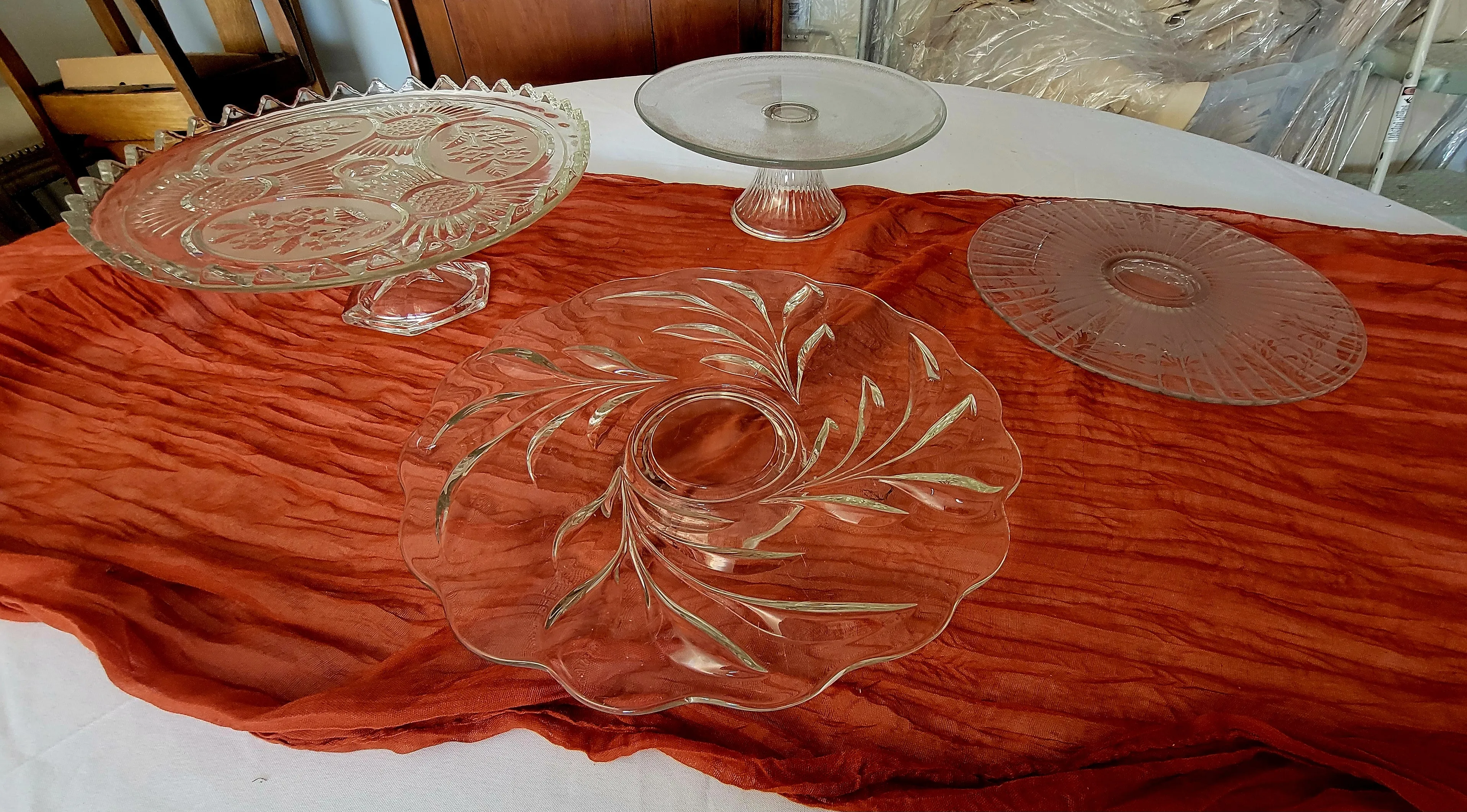 Glass cake stand