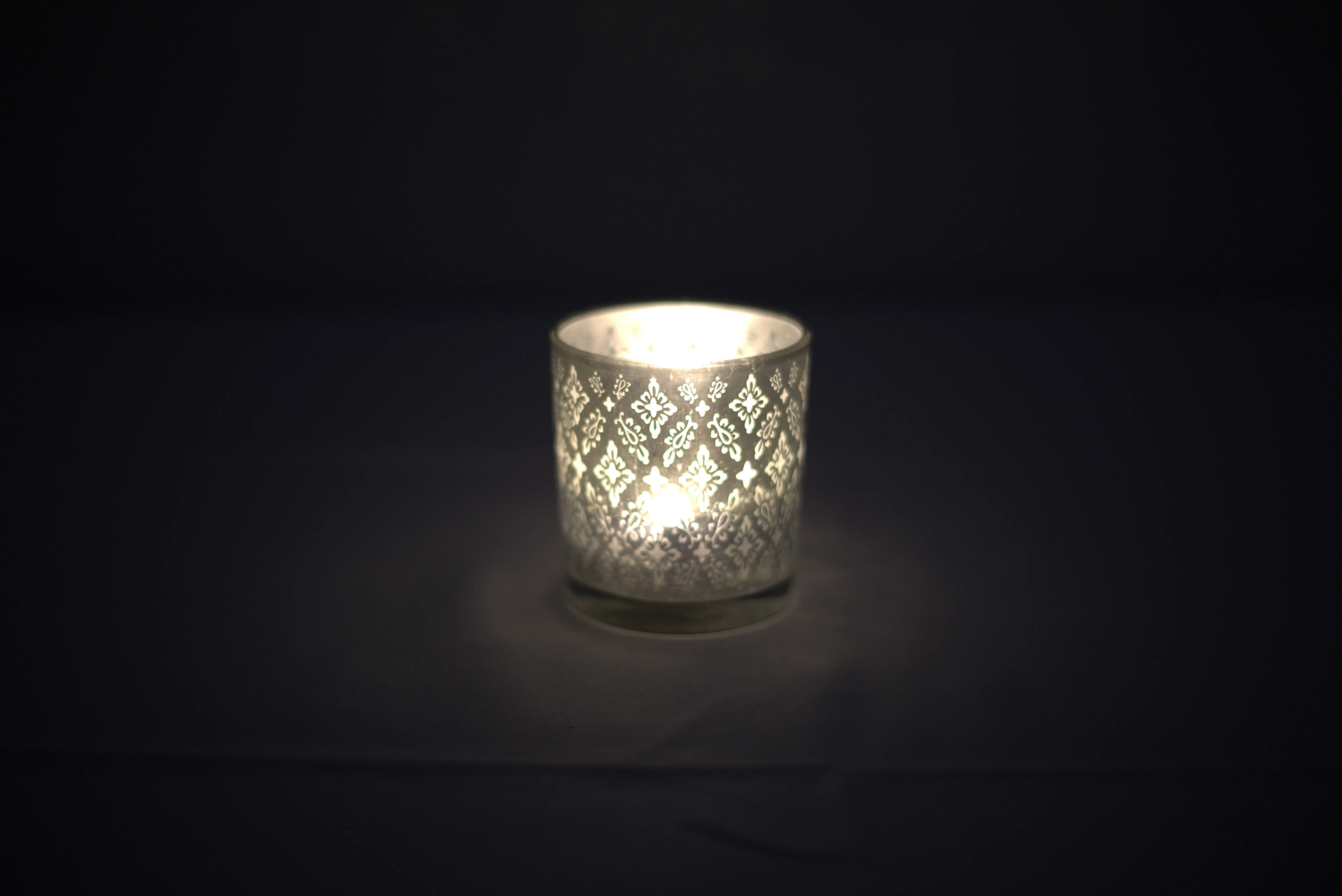 Silver patterned candle jar with lights
