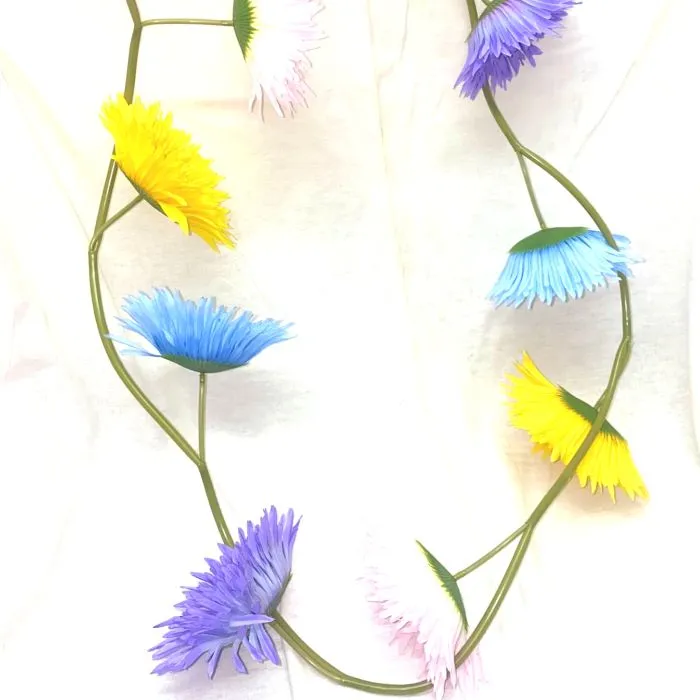 Colored Daisy Garland box