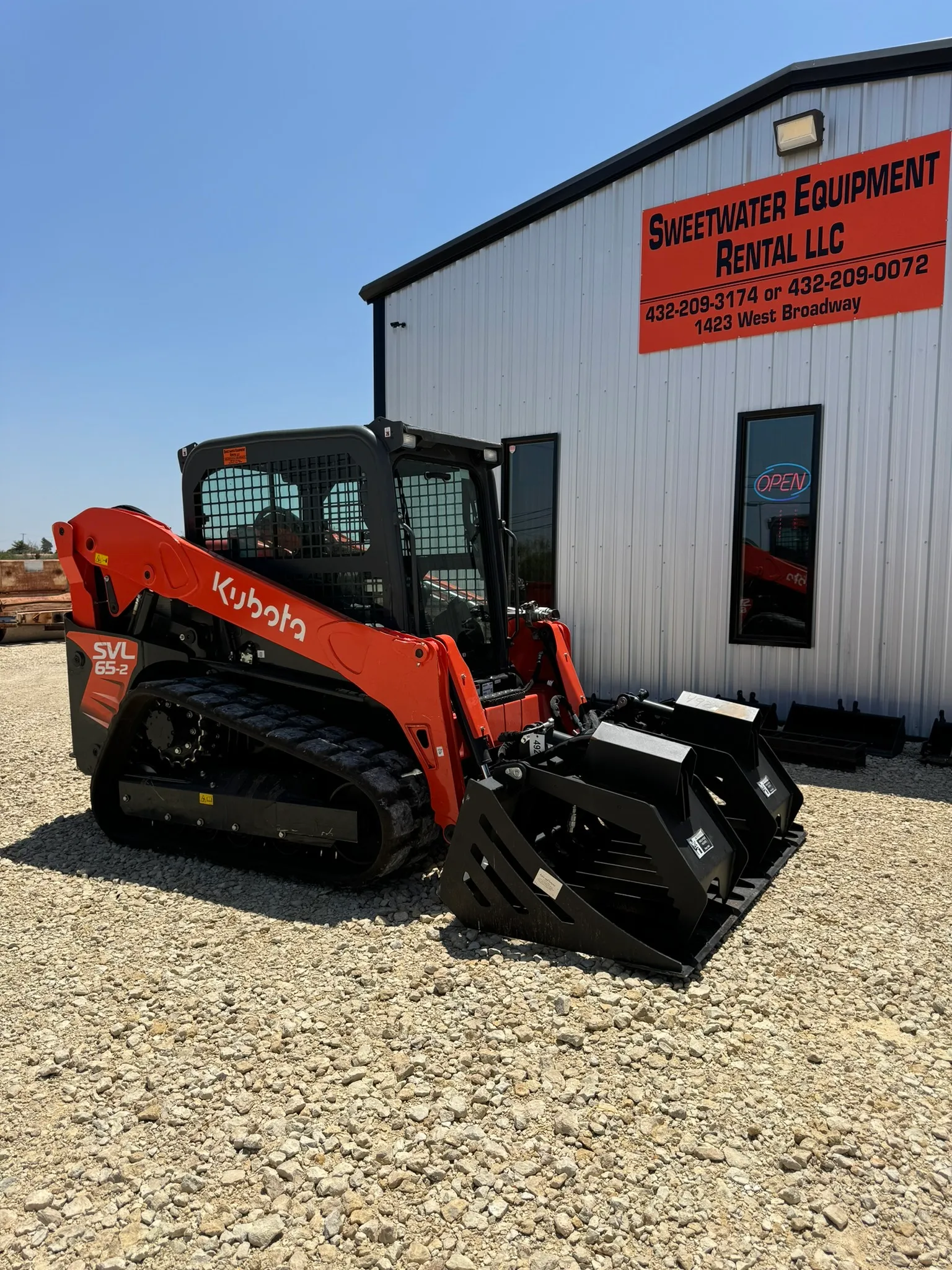 Kubota 65 HP skid steer/bobcat with grapple bucket