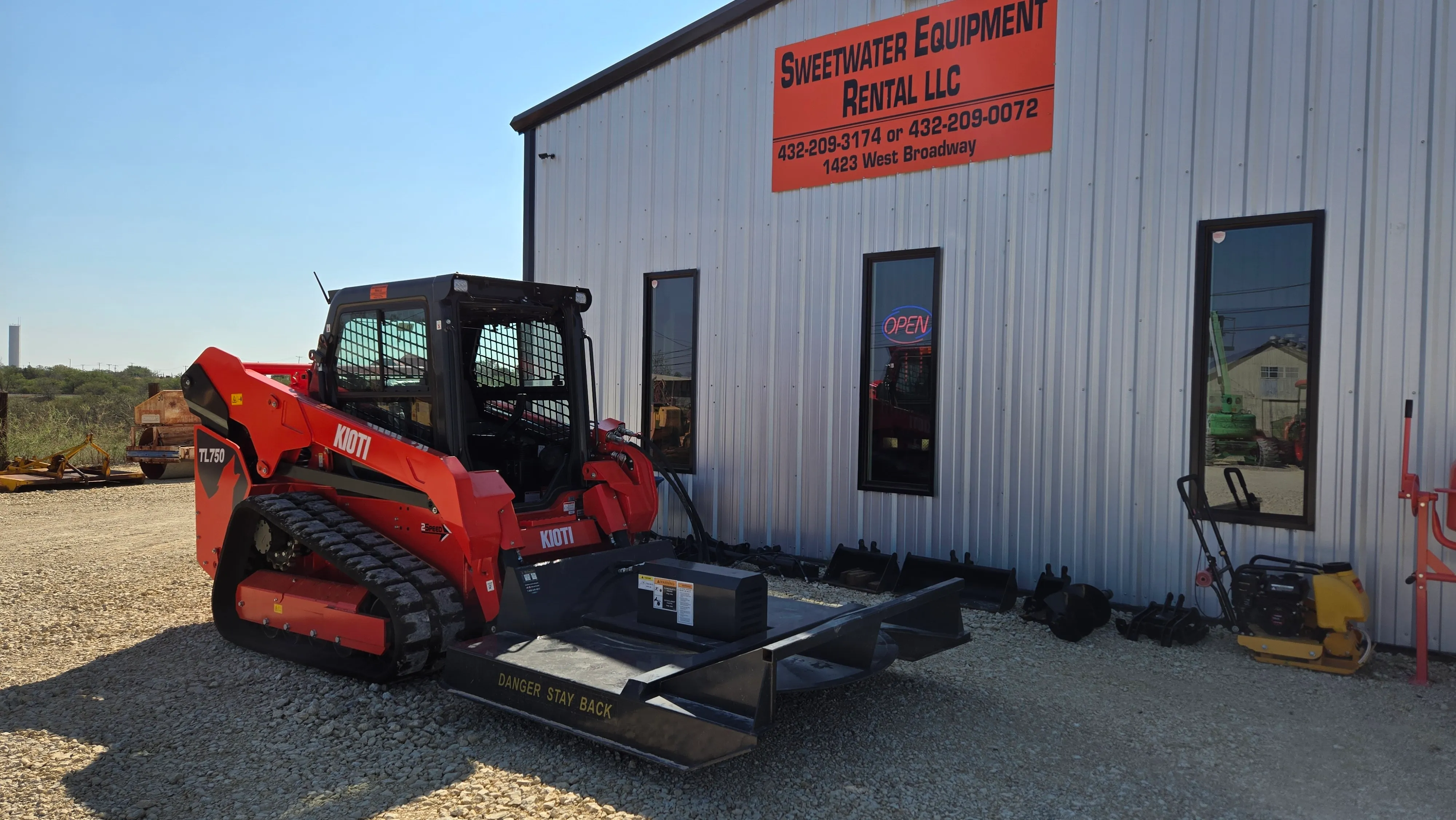 Kioti 75 HP skid steer/bobcat with shredder 72 in
