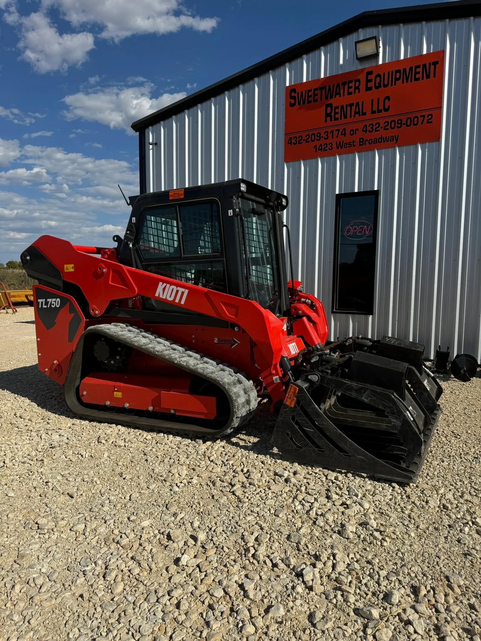 Kioti 75 HP skid steer/bobcat with grapple bucket