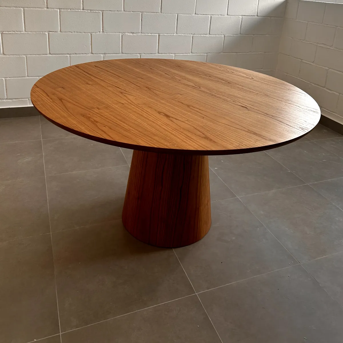 Mesa de Jantar Cone Redonda com tampa de Madeira