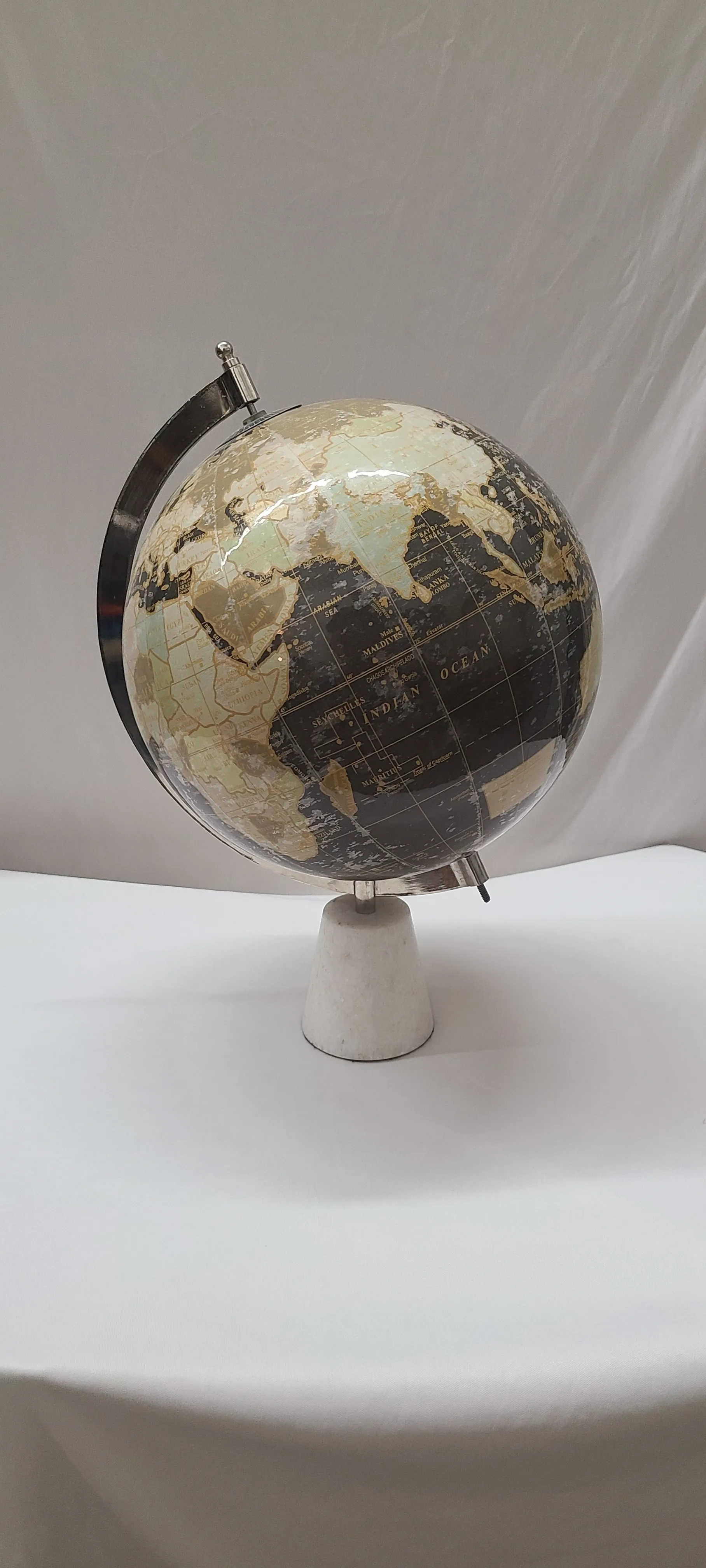 Black & Tan Globe