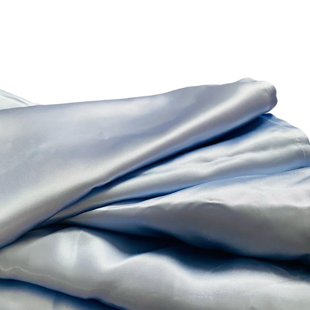 Běhoun na stůl světle modrý lesklý