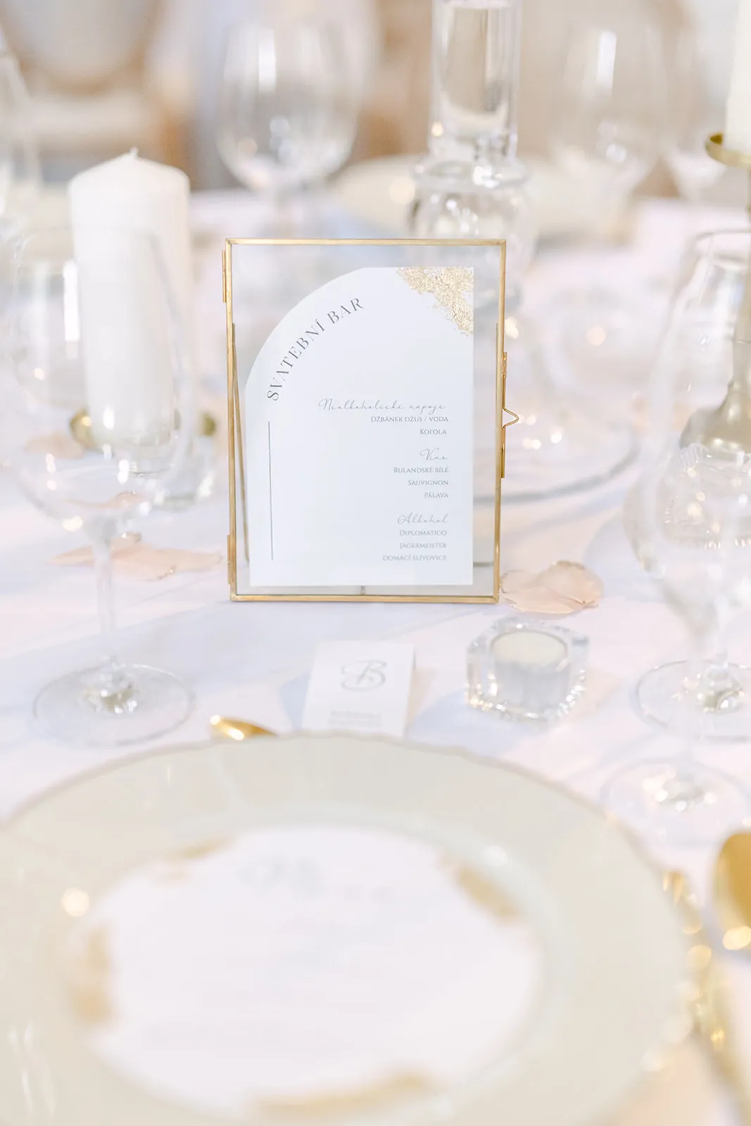 Zlatý rámeček na stůl