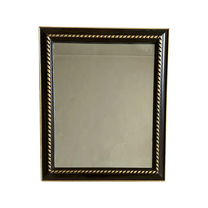 Zrcadlo v černém rámu