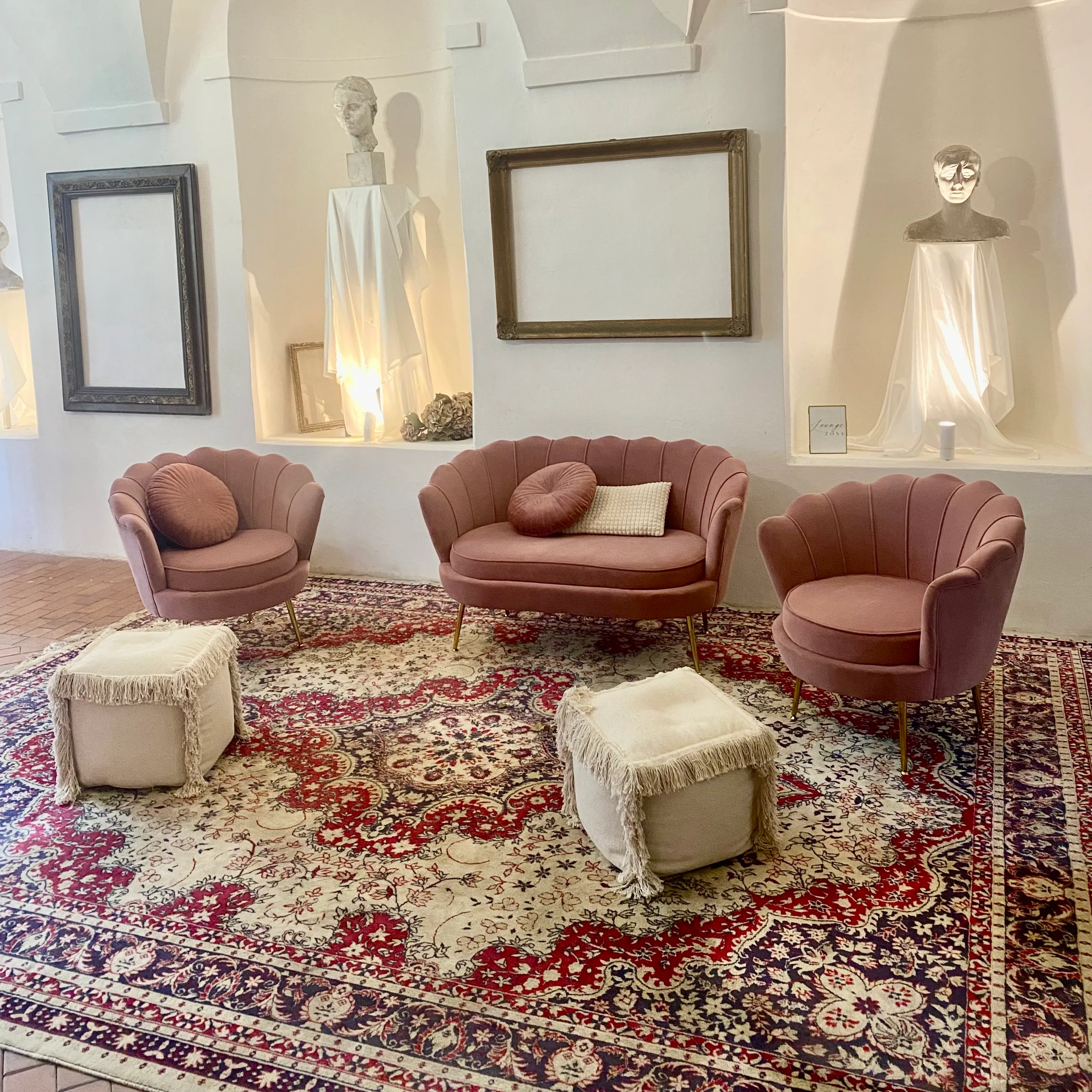 Koberec vlněný s růžovými akcenty