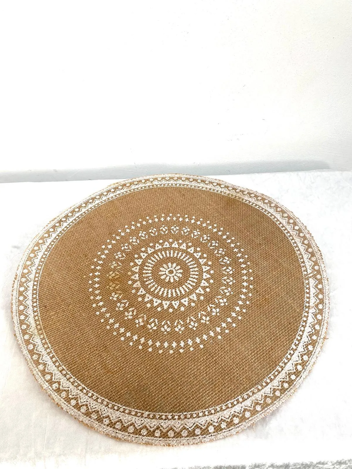 פלייסמט יוטה עם עיטור לבן