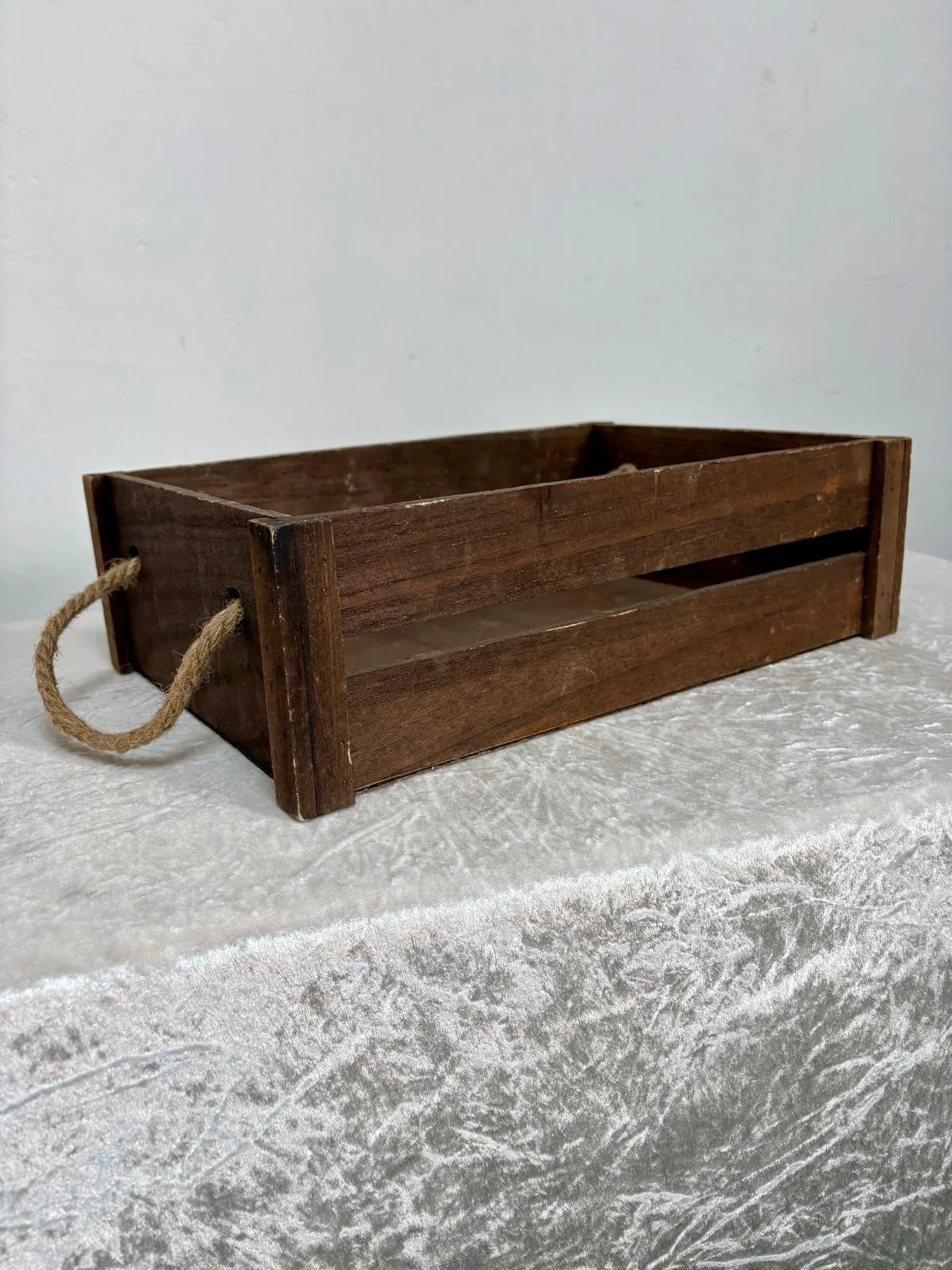 ארגז עץ כהה