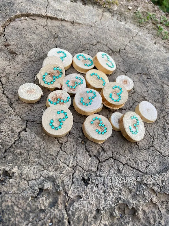 הספרה 3 על שבבי עץ