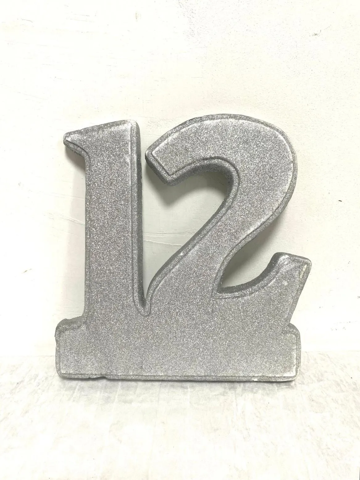 שתים עשרה עם נצנצים וכסוף