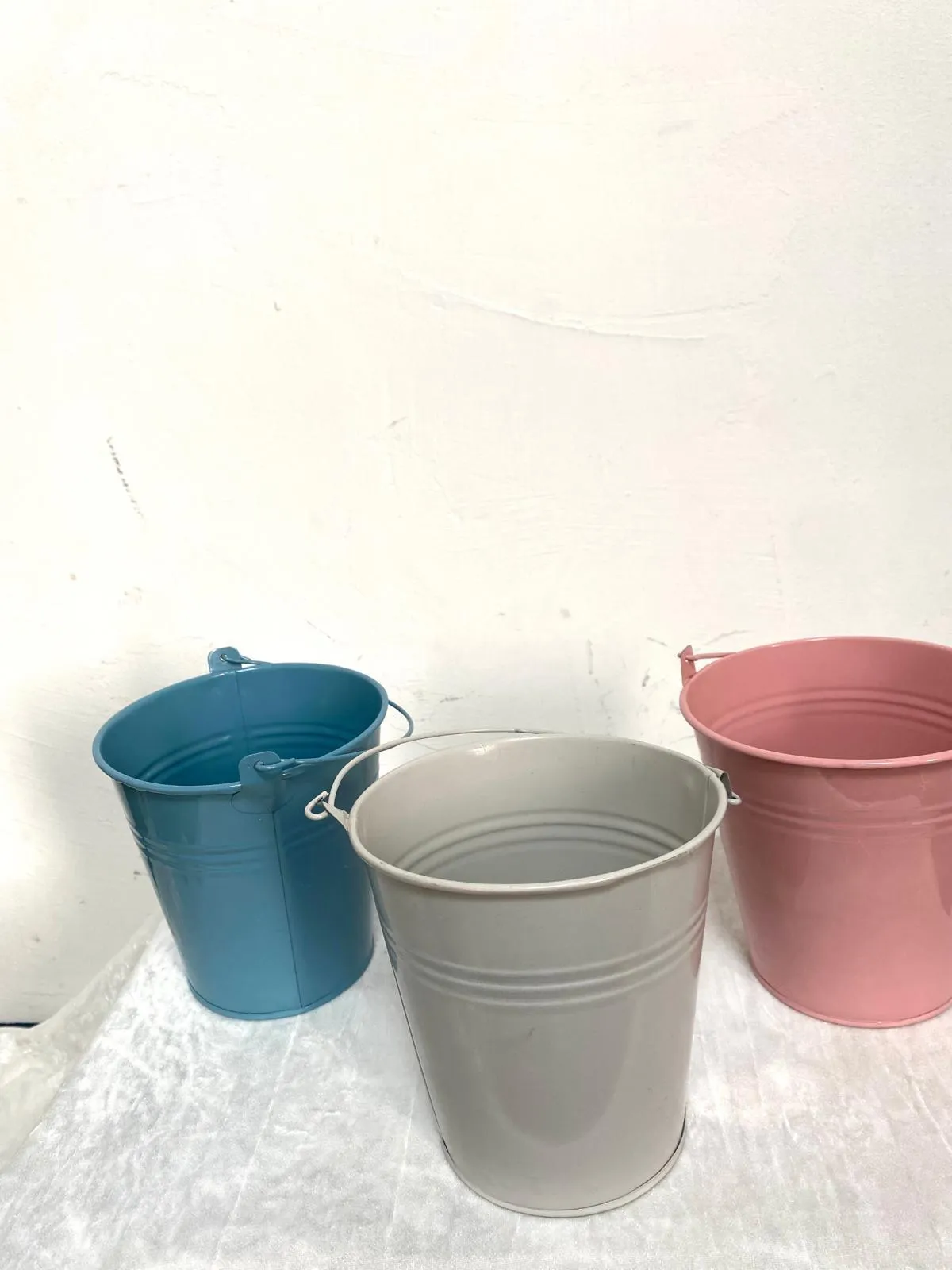 דליים צבעוניים גדולים