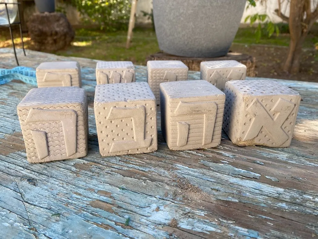 קוביות בטון אהבה