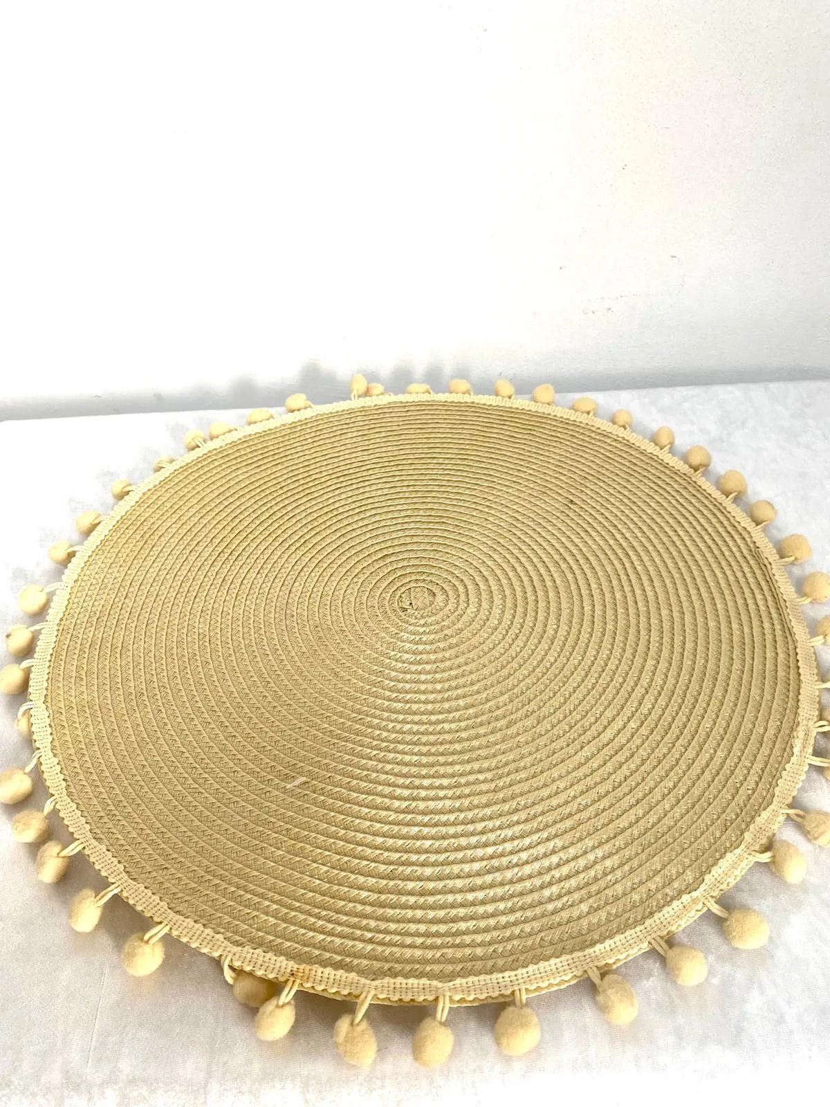 פלייסמט טבעי עם פונפונים