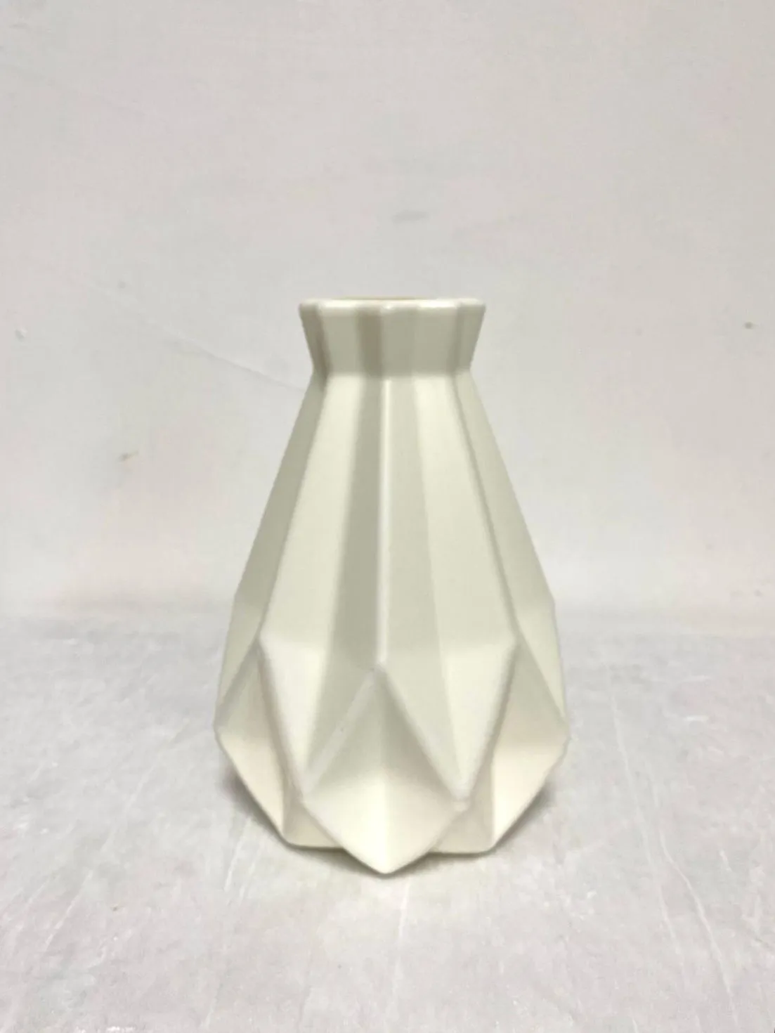 אגרטל לבן דמוי קרמיקה- מעוין בתחתית