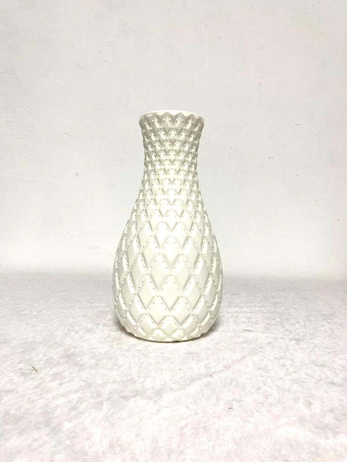 אגרטל לבן דמוי קרמיקה- מעוינים קטנים