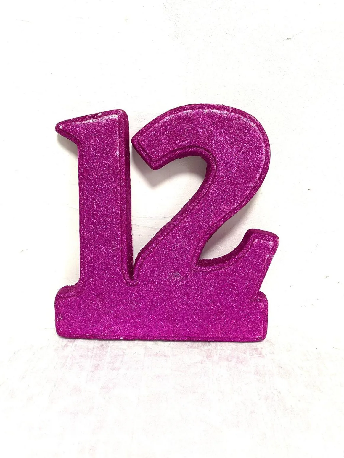 שתים עשרה עם נצנצים ורוד