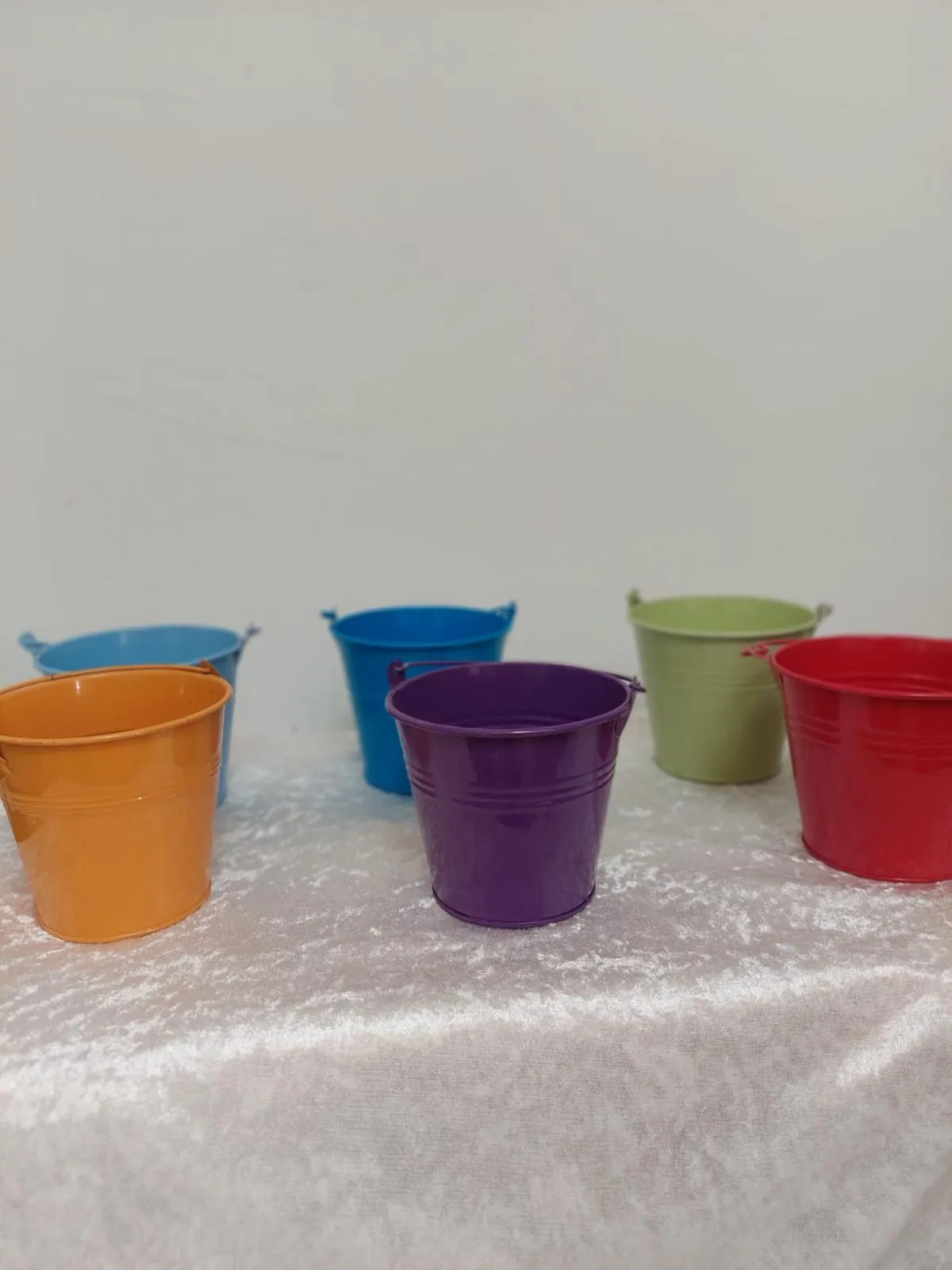 דליים צבעוניים קטנים