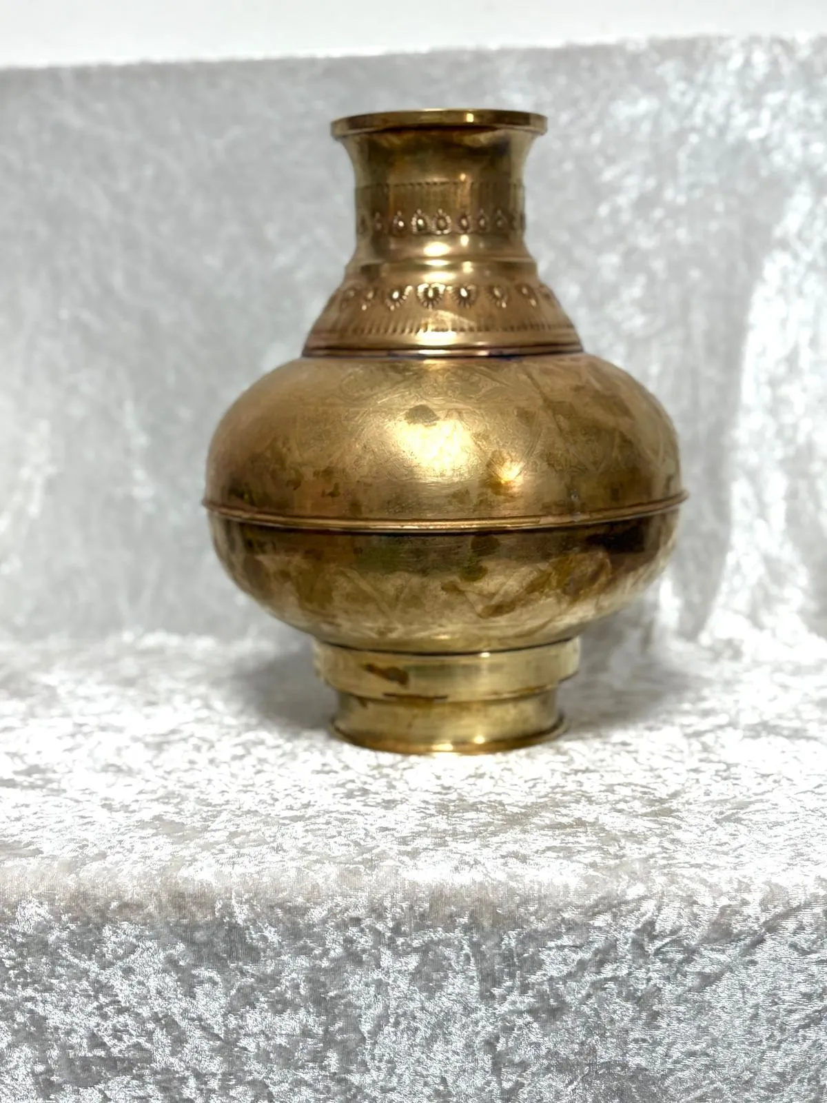 כד זהב מעוטר