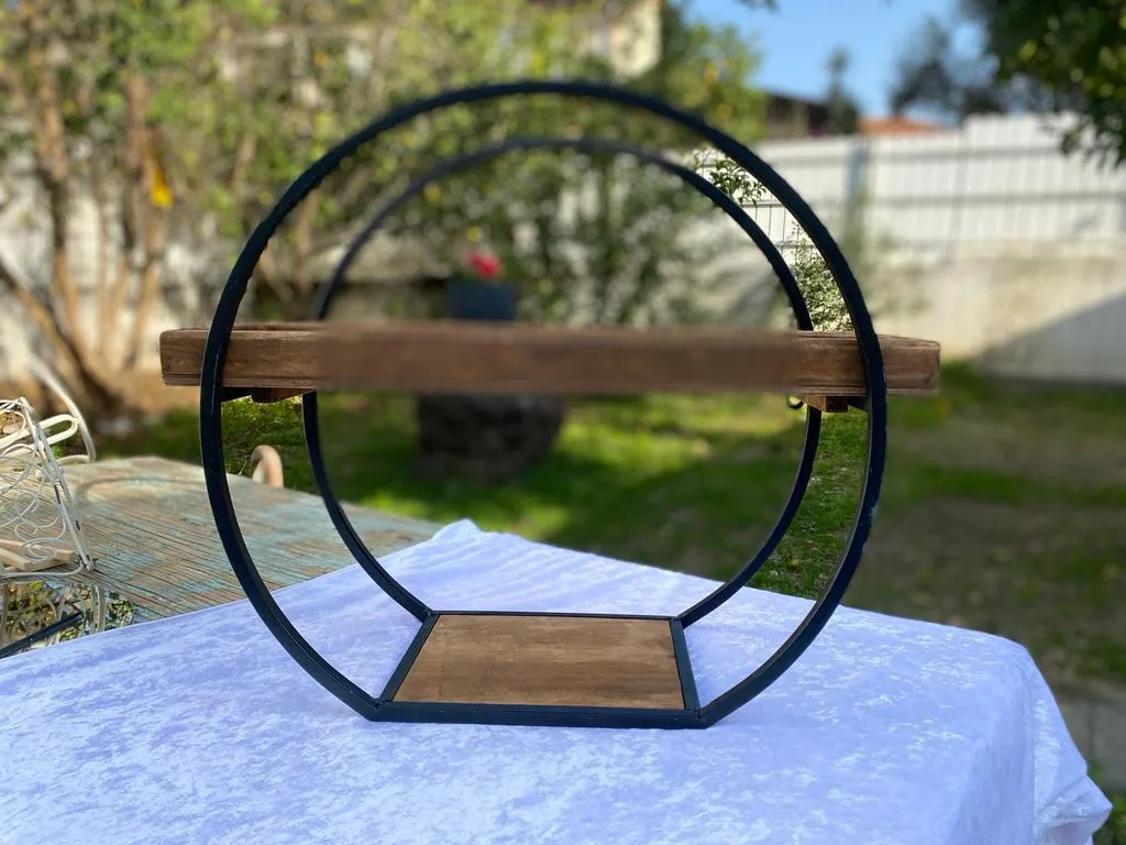 מתקן עץ ומתכת לקינוחים