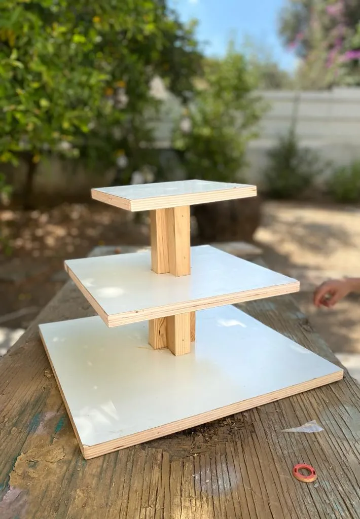 מתקן עץ קומות לקינוחים