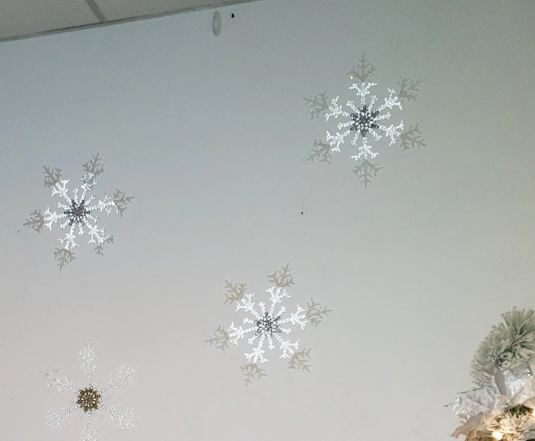 SNOWFLAKES WITH GOLD OR SILER IN THE MIDDLE