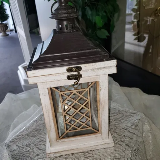 Small White and Lattice Lantern