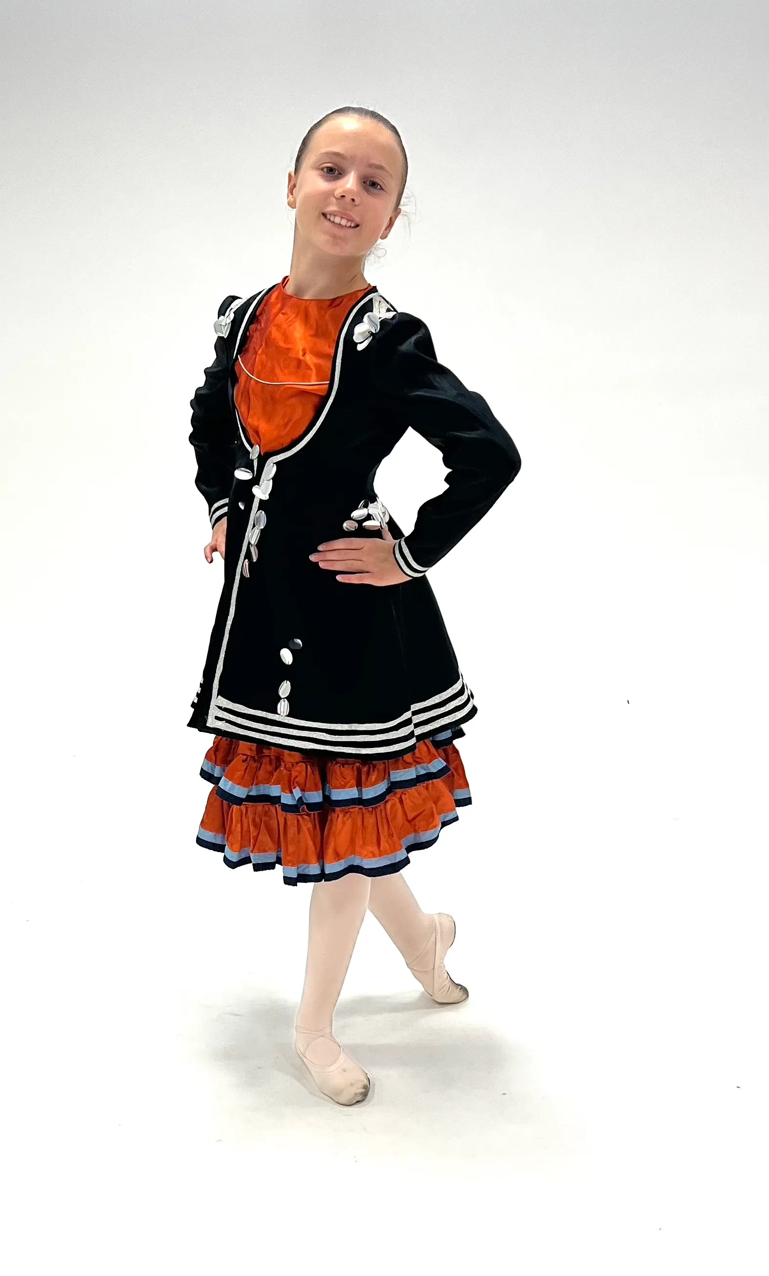 Robe Orange Veste Noire Satin