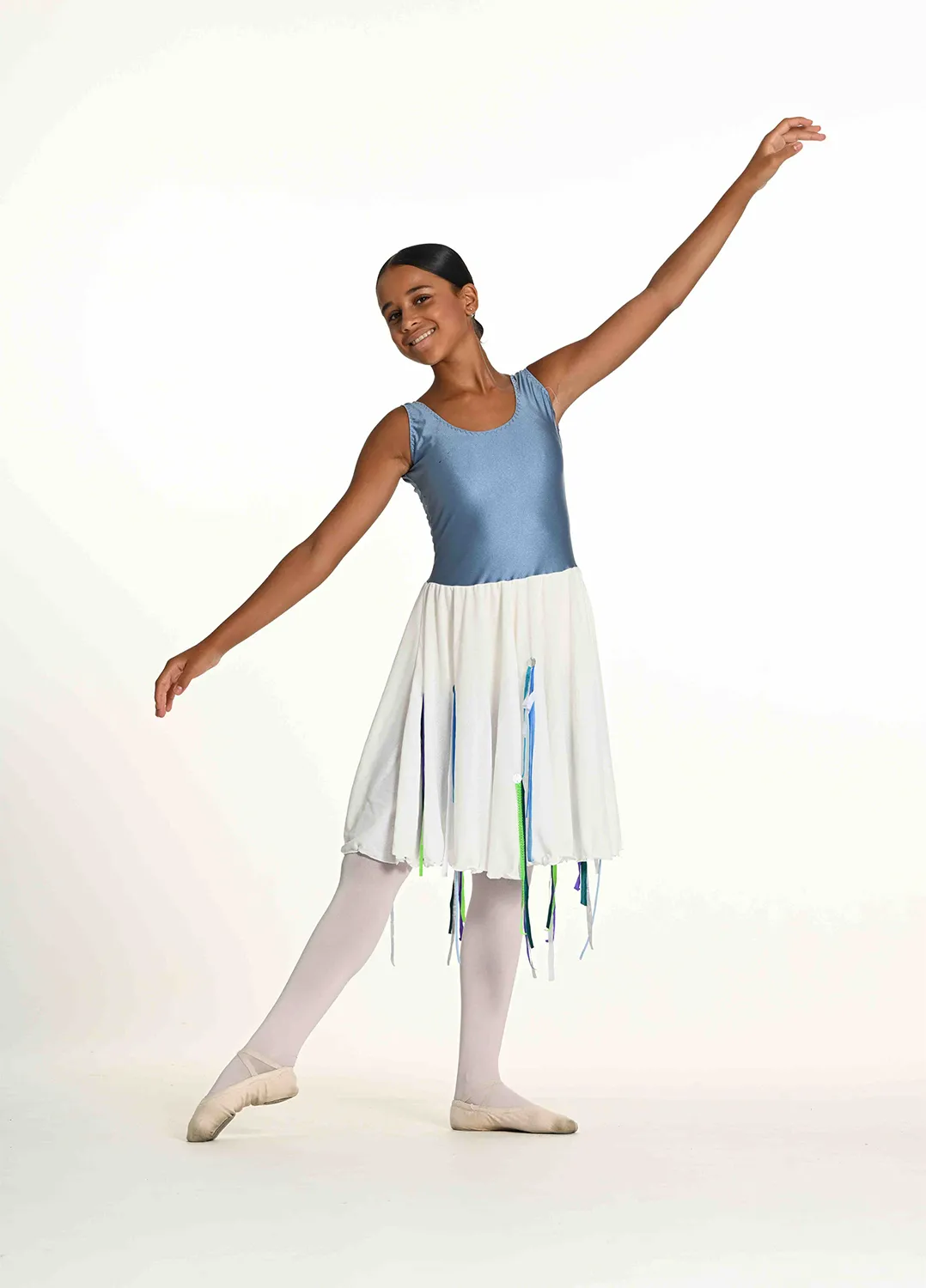 Robe Blanche et Bleue avec Rubans Colorés