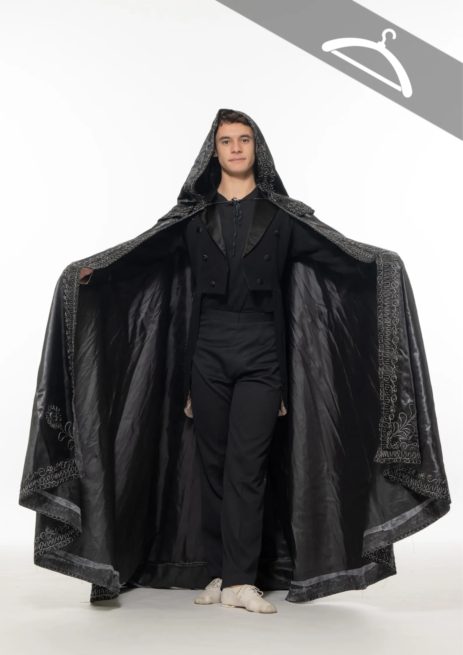 Cape noire à capuche réf : C15 - Essayage