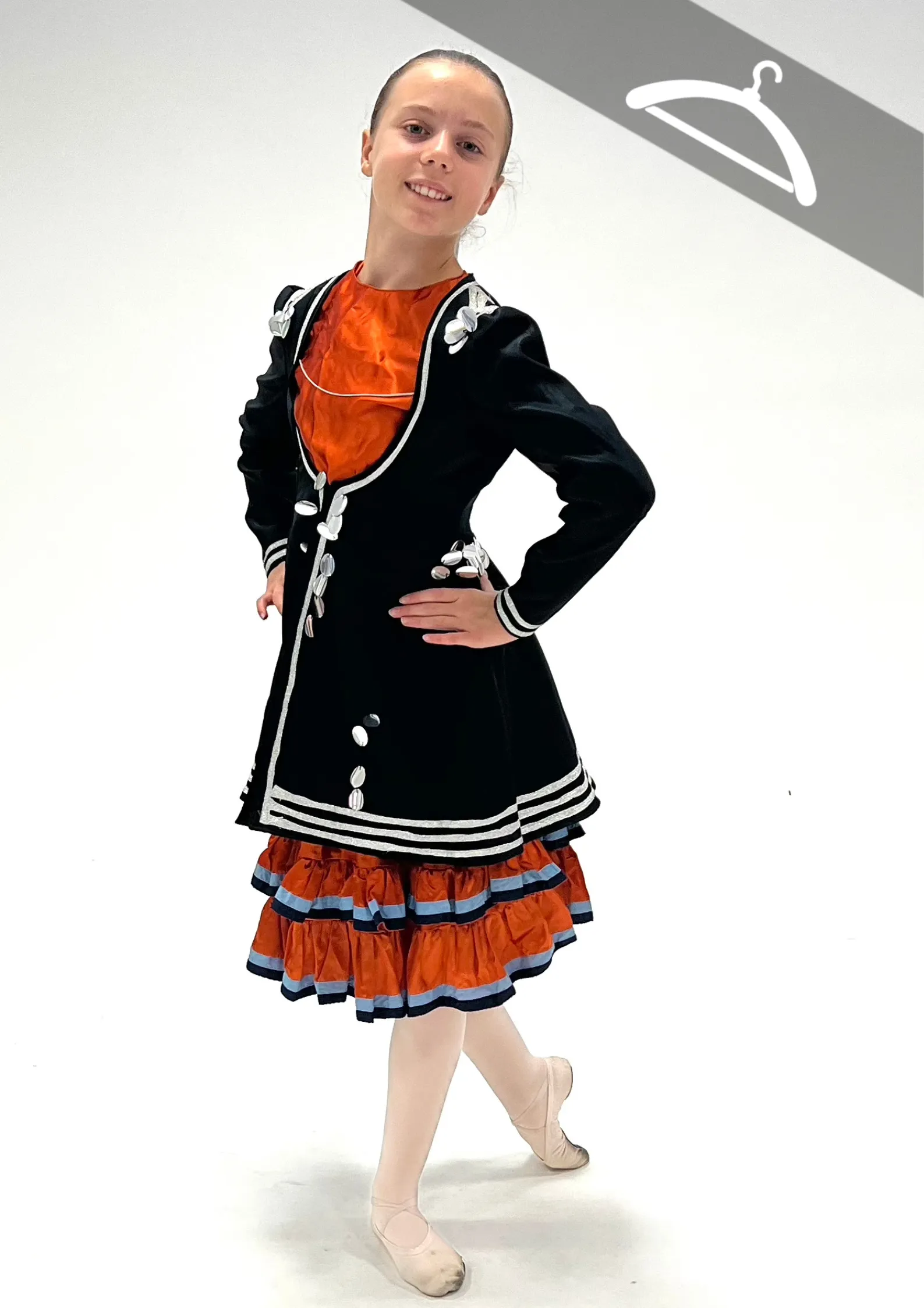 Robe Orange Veste Noire Satin - Essayage