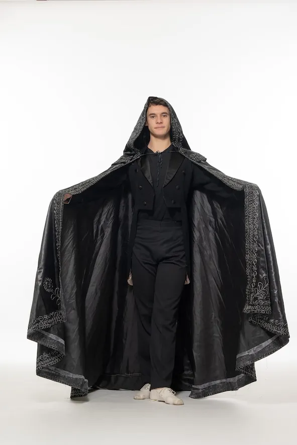 Cape noire à capuche réf : C15