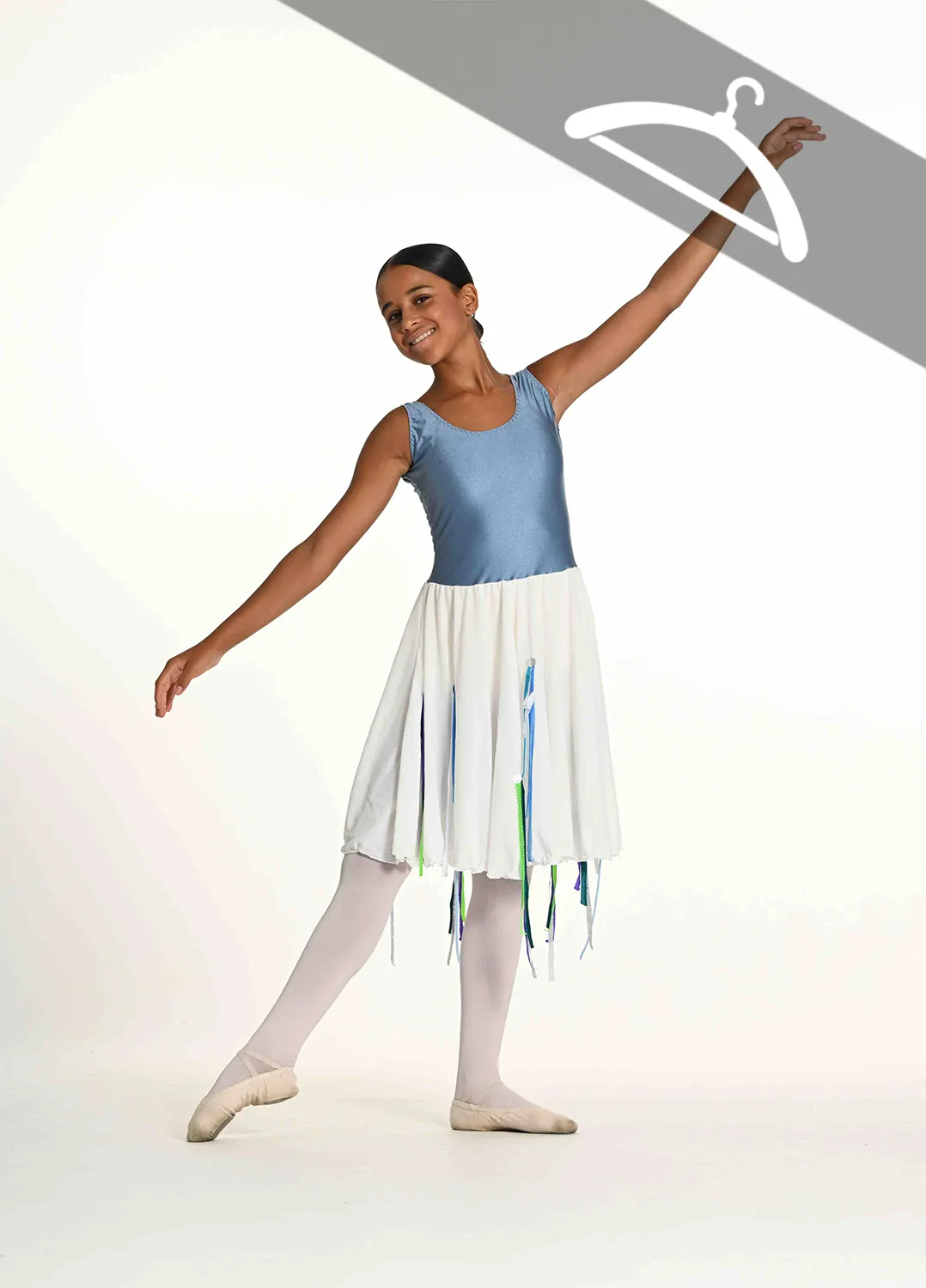 Robe Blanche et Bleue avec Rubans Colorés - Essayage